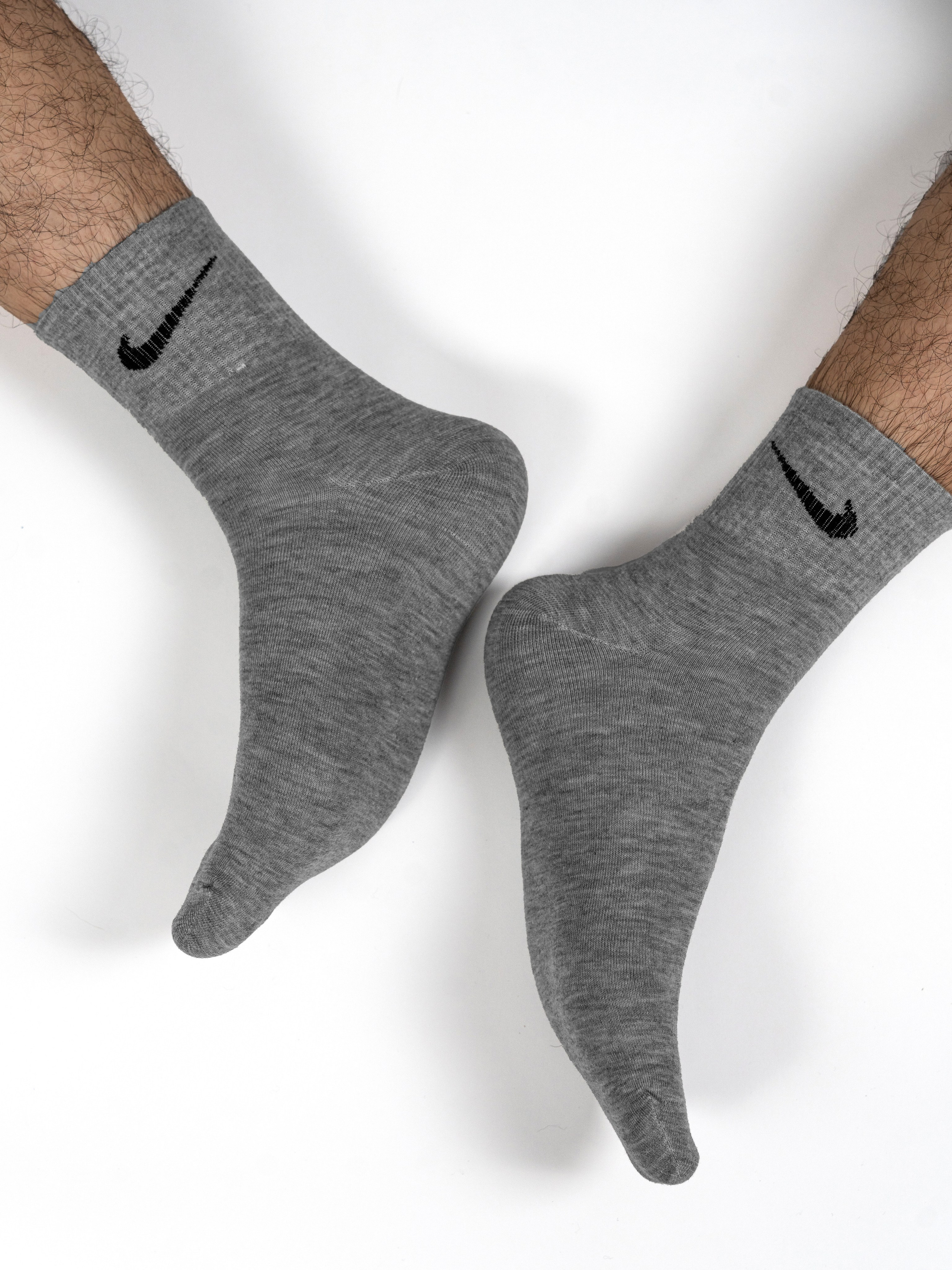 Летние спортивные носки, предметная съемка с нанесением инфографики. Олейник Денис — предметный фотограф, фотограф для маркетплейсов в Казани