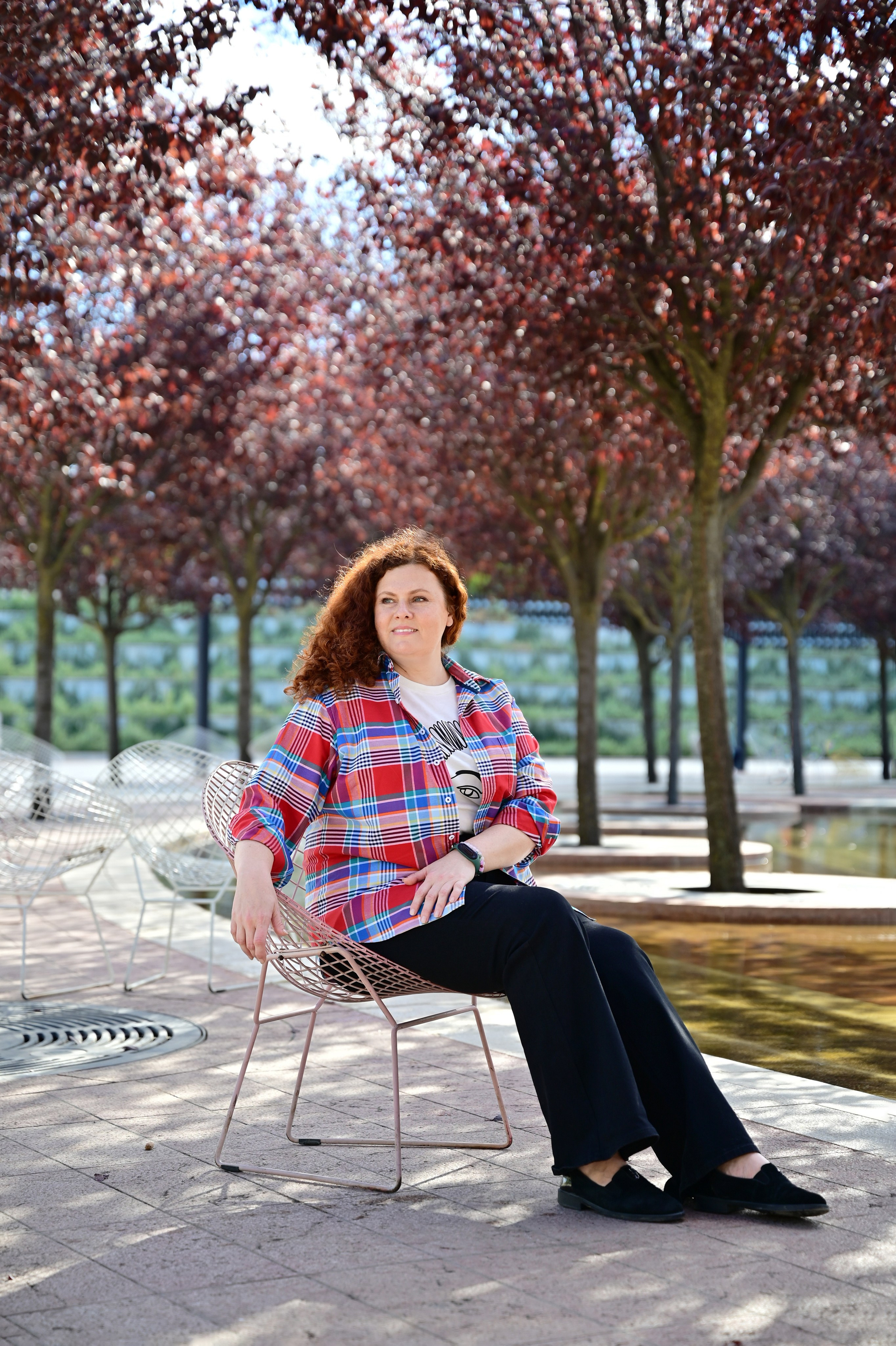 Фотопортрет девушки в парке Галицкого в Краснодаре на фоне цветущей сакуры