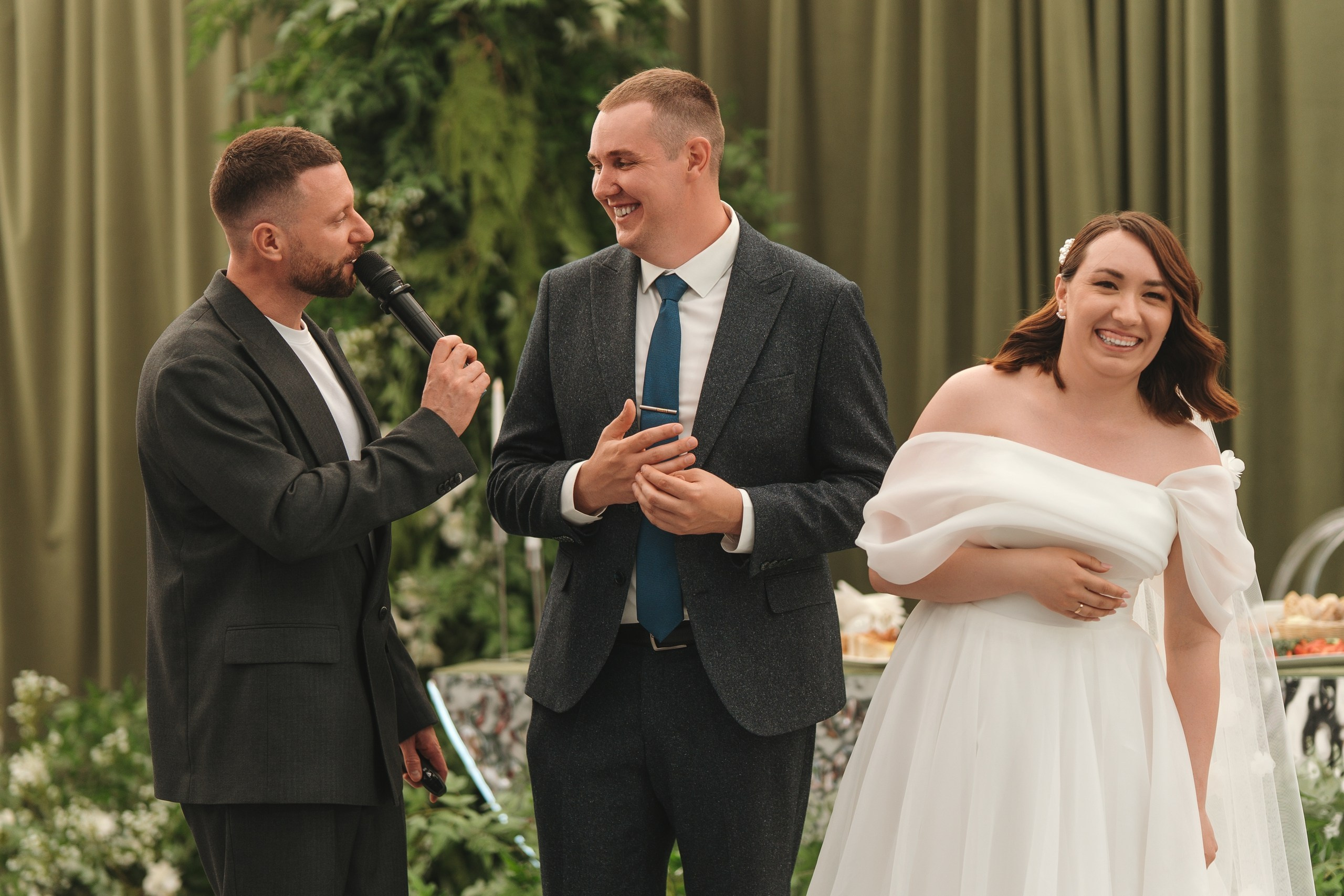 Свадебная съёмка в Уфе 11 июня 2025 года: сборы в загородном доме, выездная регистрация и банкет на площадке «Хотим Едим», ведущий Андрей