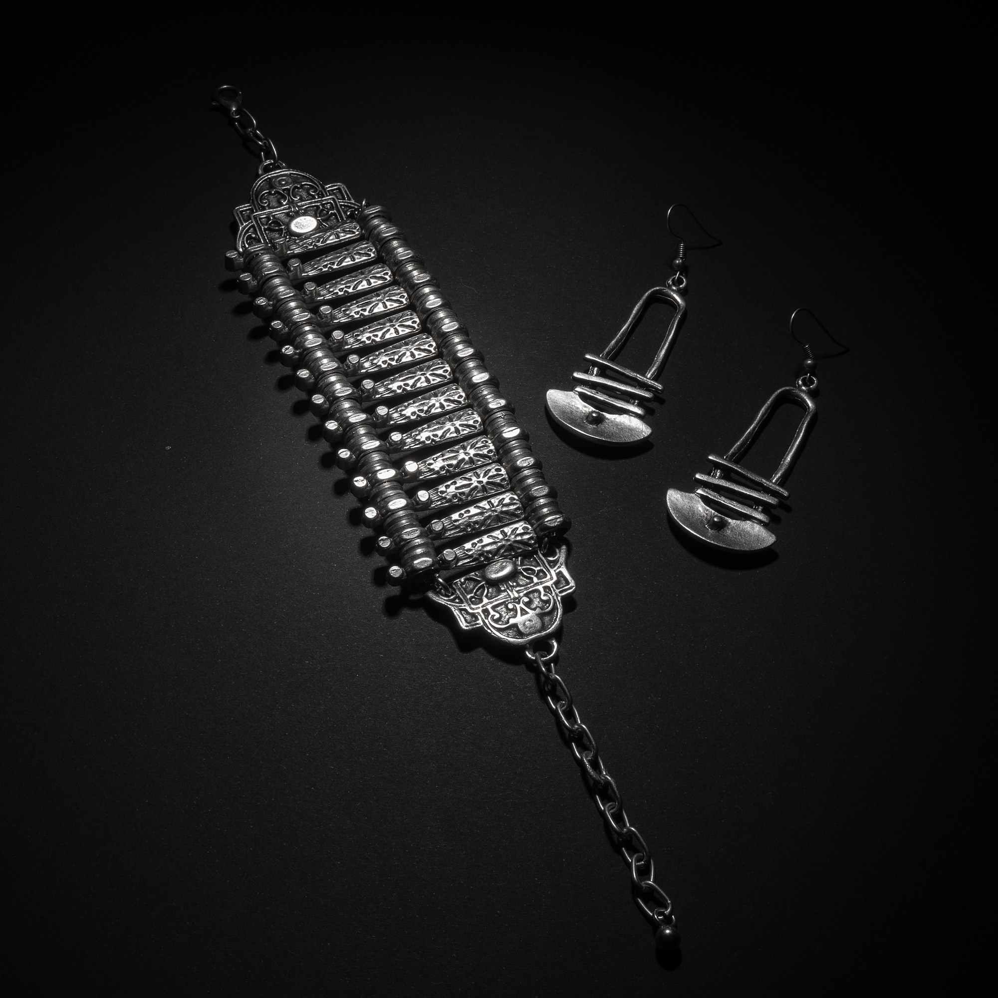 Серебряный браслет на руку, женский, широкий, с узором, на застежке, серьги, этника, на черном фоне