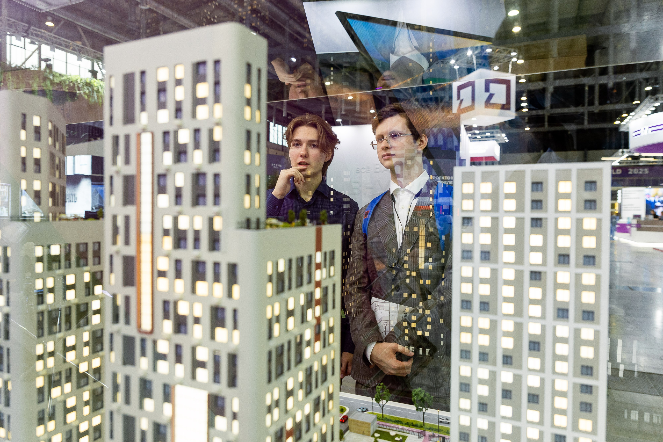 100+ (разные стенды). Фотограф Родион Нарудинов