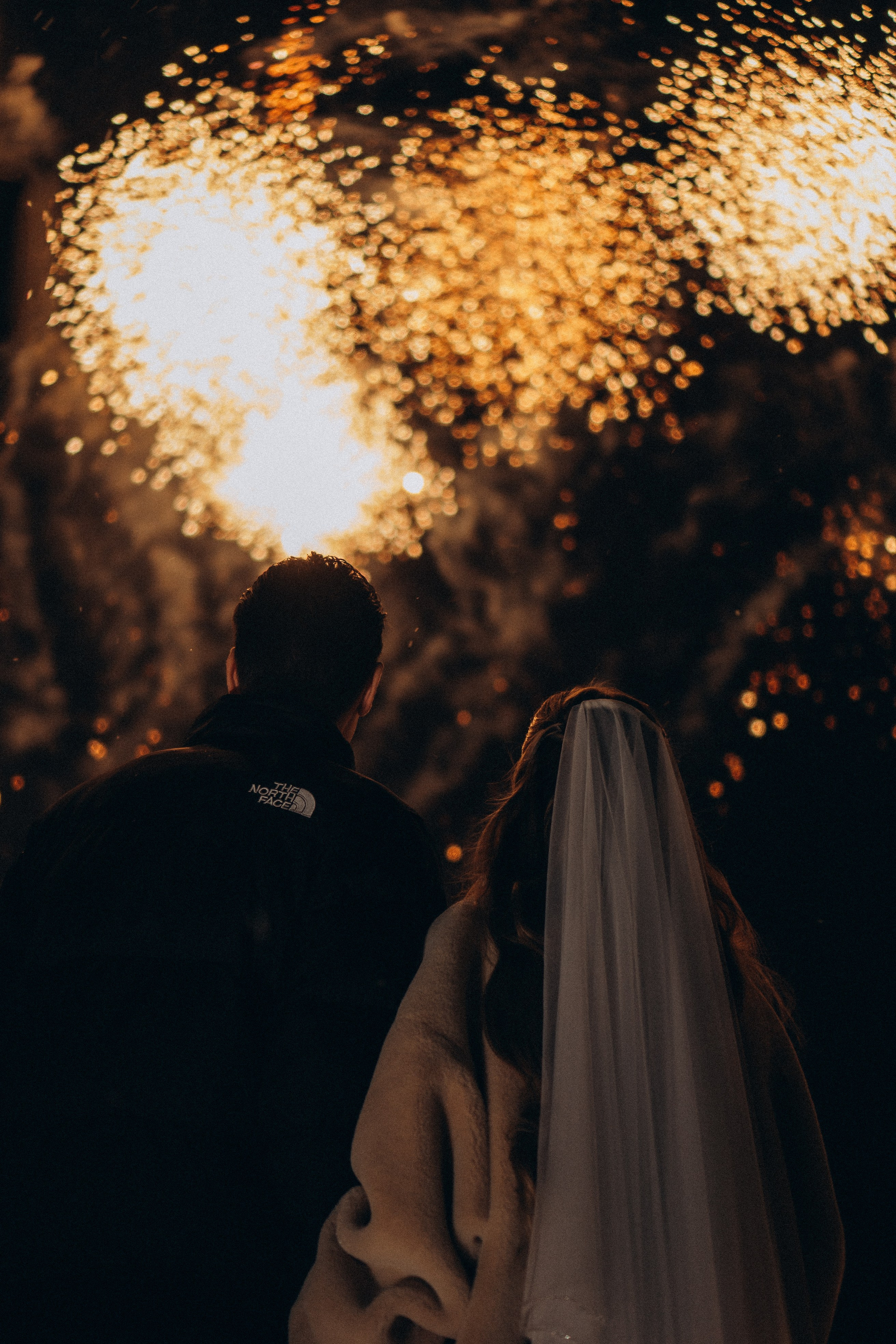 САЛЮТ НА СВАДЕБНОЙ ЦЕРЕМОНИИ (СНЯТО В СИБИРЕ В НИЖНЕВАРТОВСКЕ). Профессиональный фотограф, Санкт-Петербург — Виктория Богомолова