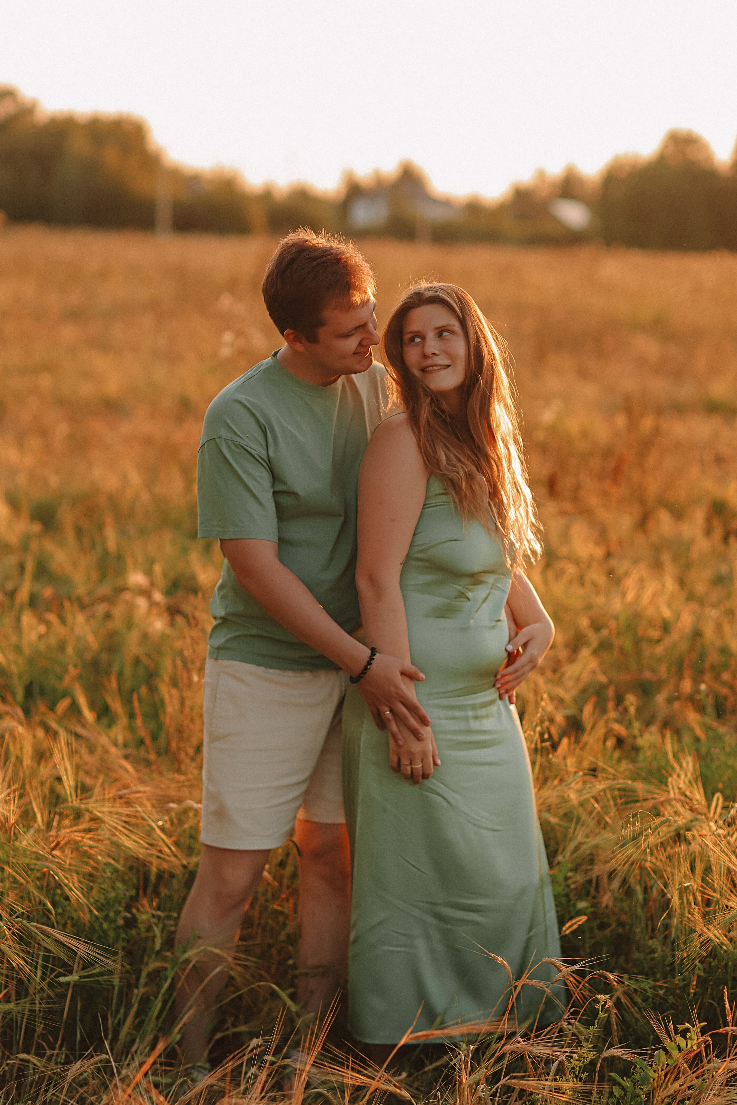 Закатное поле семейная. Семейный фотограф Тюмень, фотограф на роды Салмина Мария