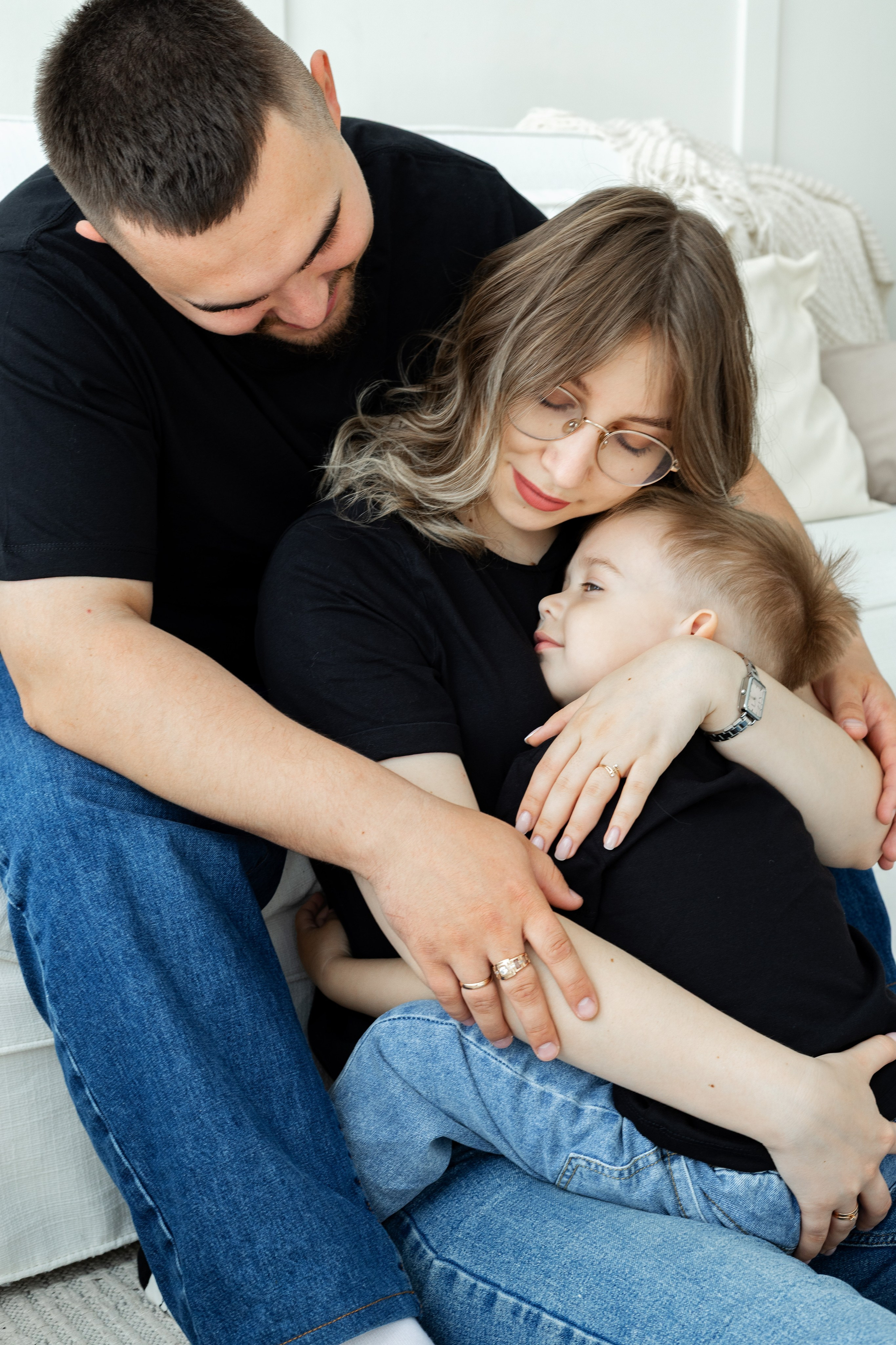 Семейная фотосессия в студии (Михаил, Крестина и Макар). Женский фотограф в Орске Новотроицке Динара Долганова