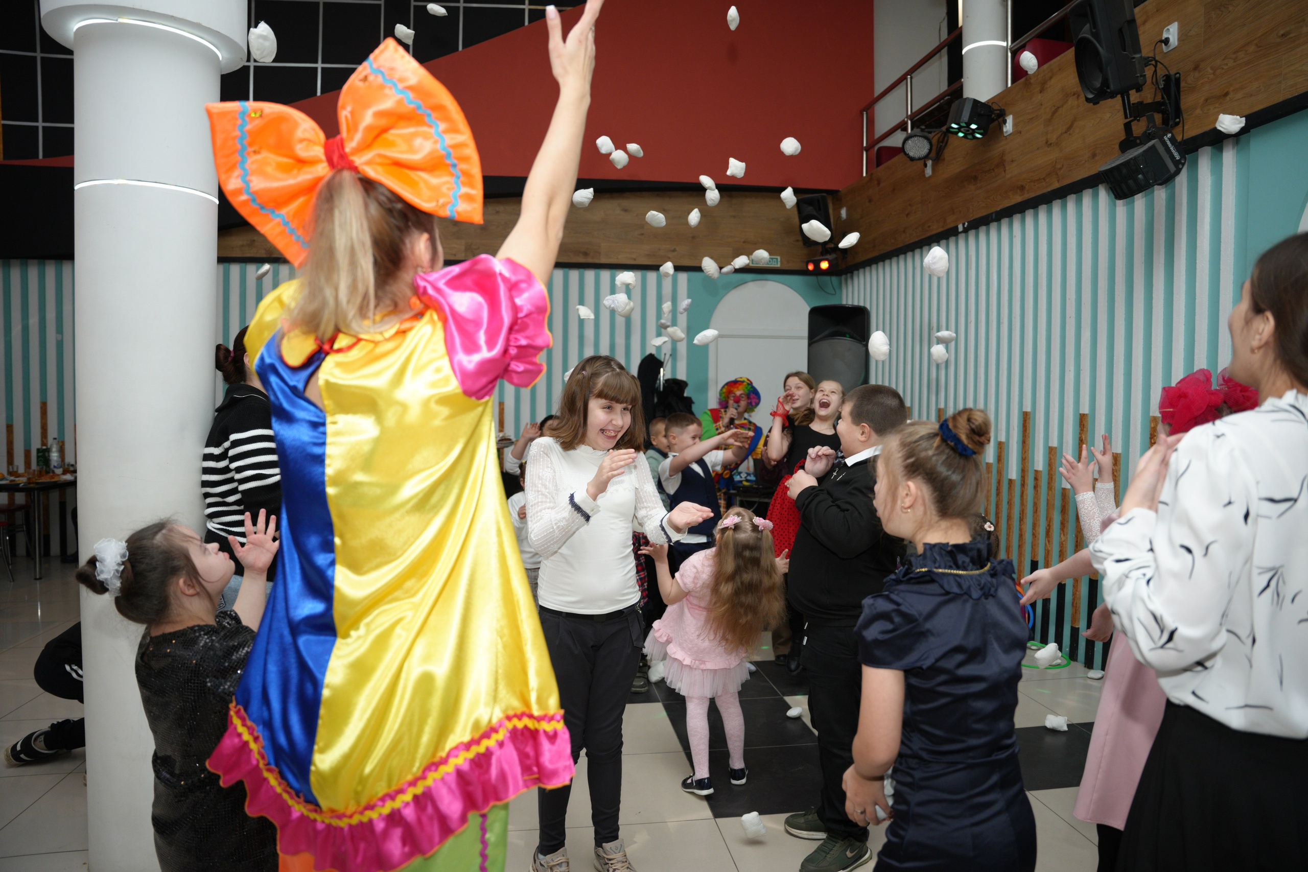 Социально —благотворительная акция «Ты в этом мире не один», посвященная Международному дню инвалидов. ВЫПУСКНЫЕ АЛЬБОМЫ, Школьный фотограф, семейный и свадебный в Саратове и области Ольга Плаксина