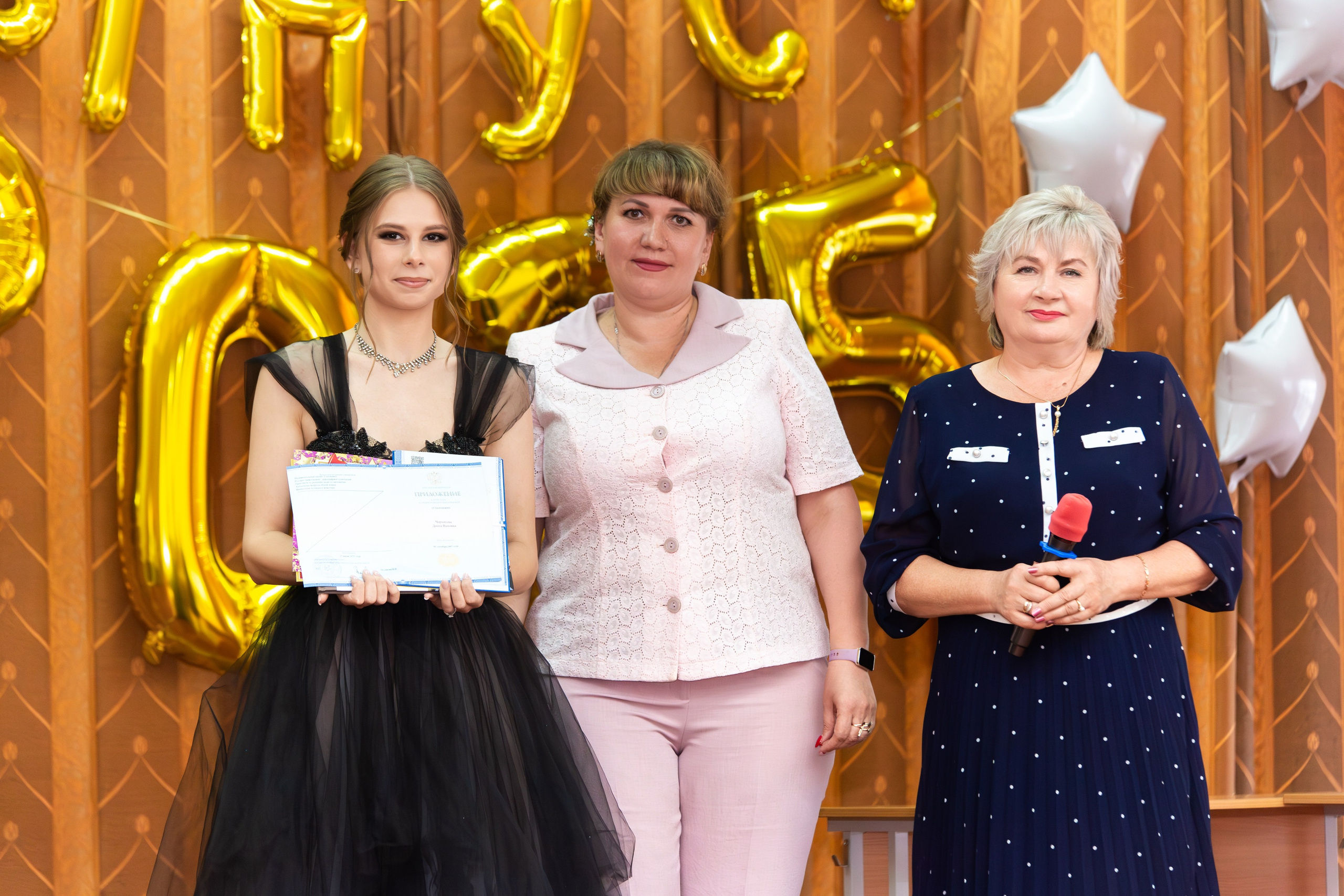 ВРУЧЕНИЕ ДИПЛОМОВ 2025 9 ШКОЛА Г.МЦЕНСК. Профессиональный фотограф в Мценске и Орловской области