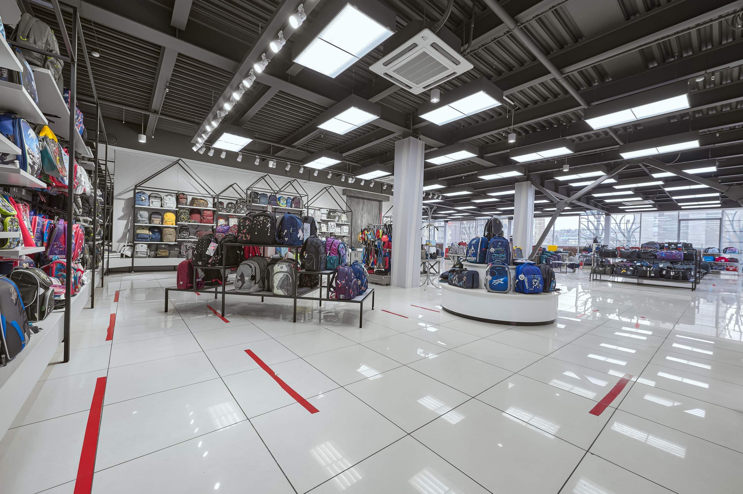 Портфолио по интерьерной и экстерьерной фотосъёмки: Мир сумок — Левый берег. Фотограф Яковлев Роман — Красноярск