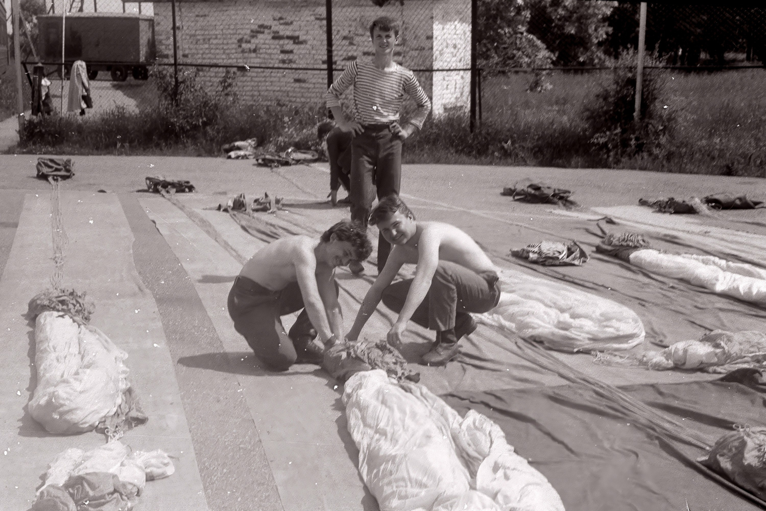 Парашютные сборы 1990 год съемка на ч/б пленку оцифровка 2024 год. Профессиональная фотосъемка. Ростов-на-Дону