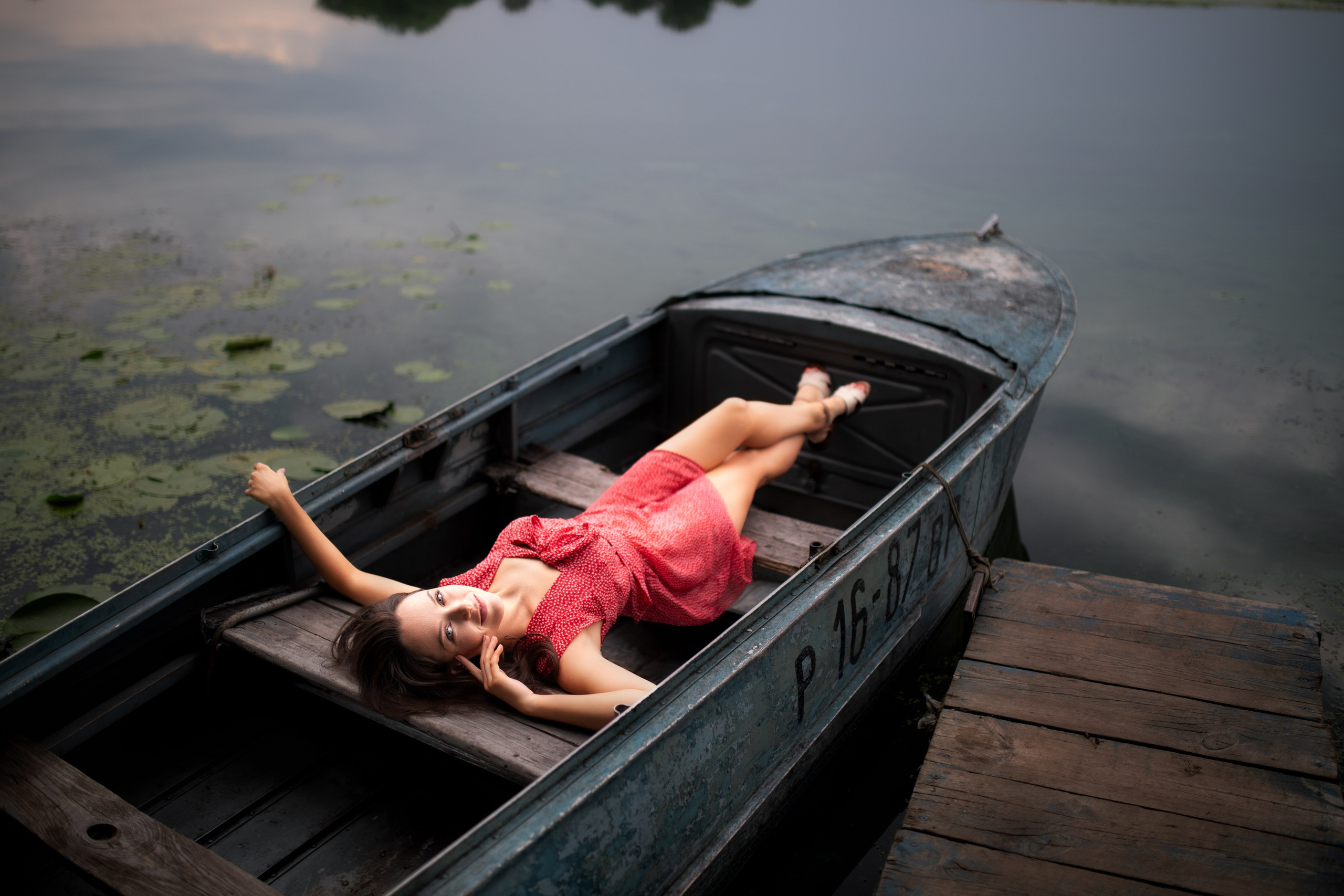 Съемка с Екатериной на рассвете на берегу реки