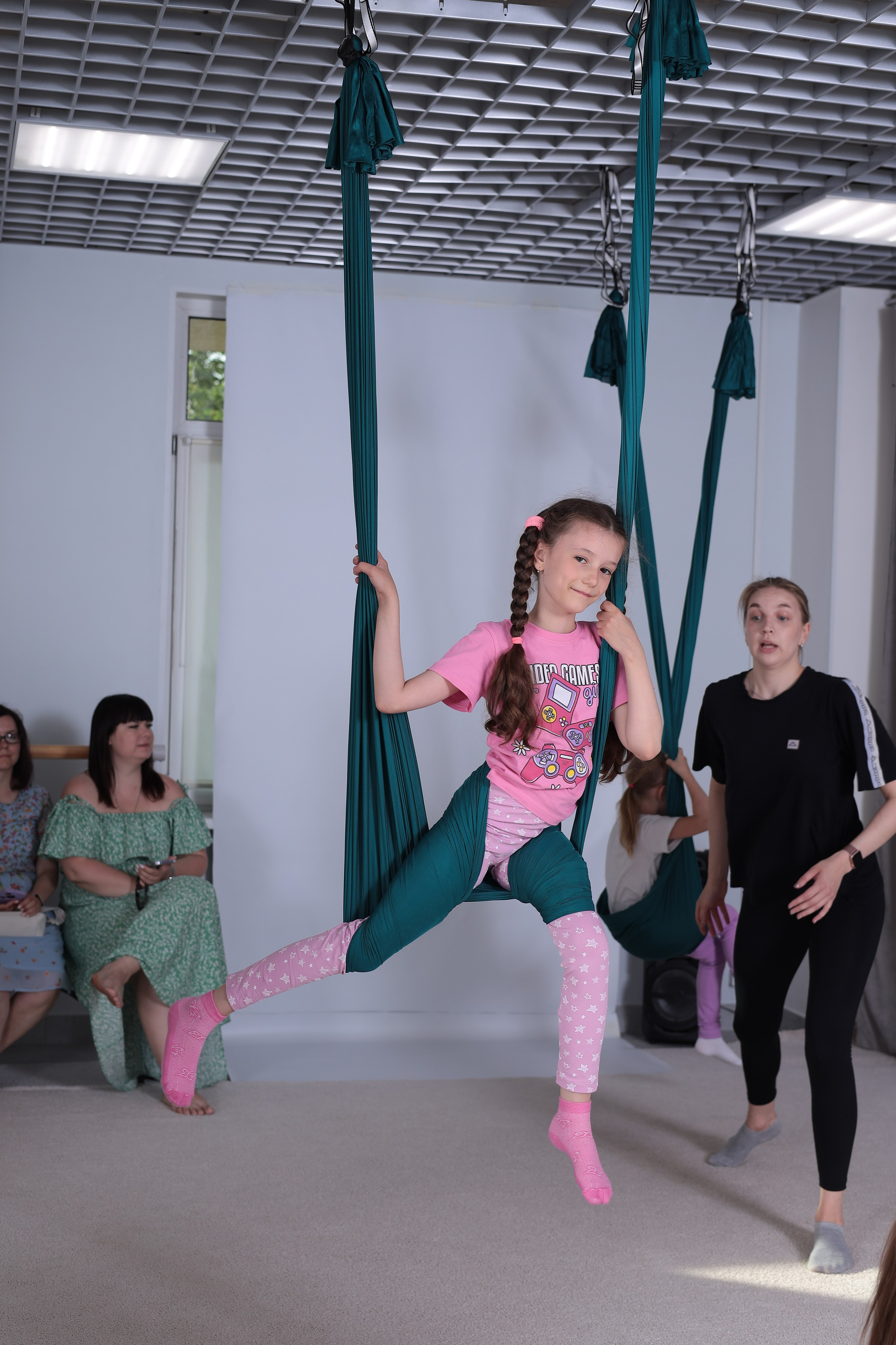 Детская аэройога. Фотограф Надршина Лилия