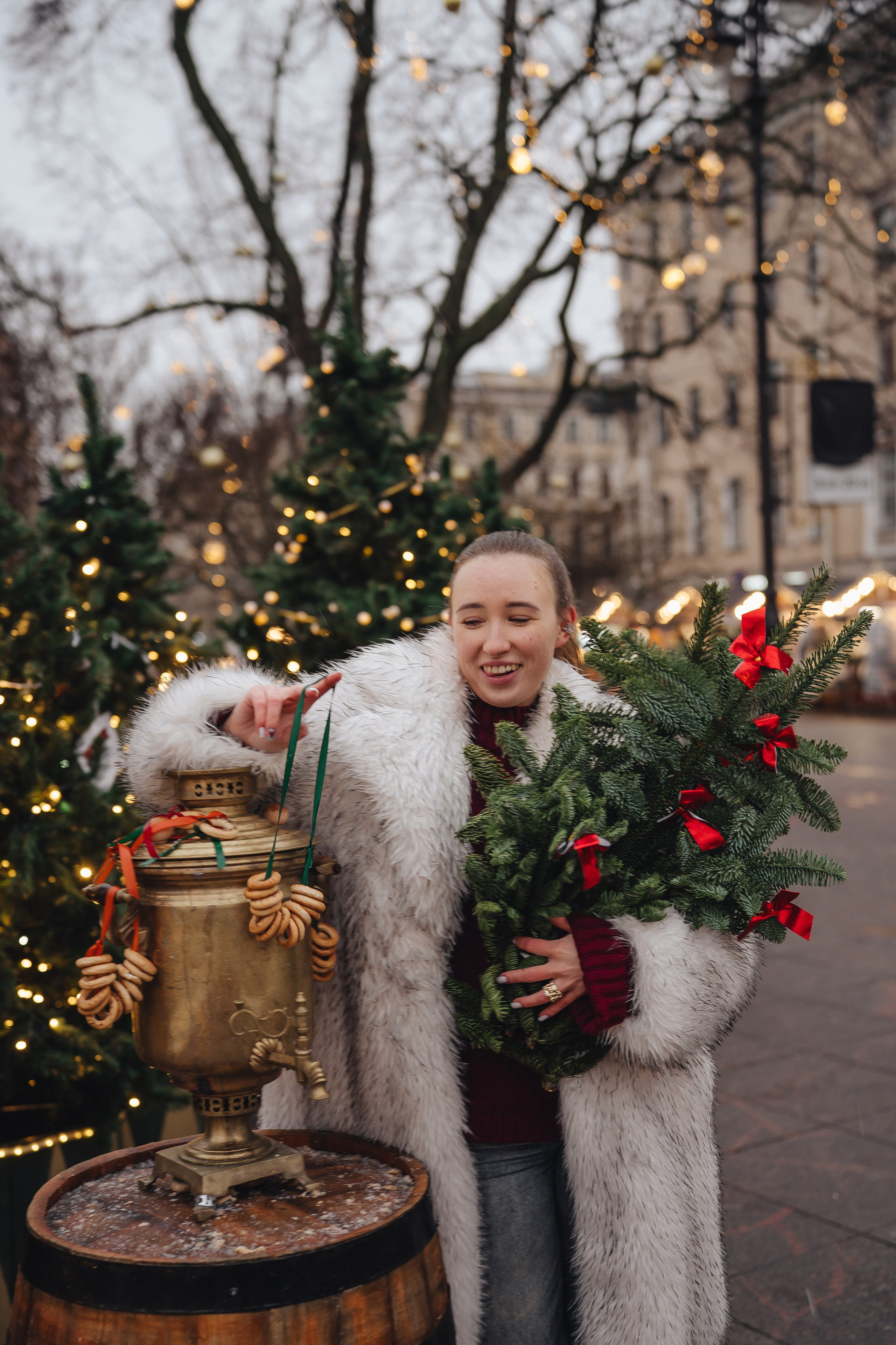 ПРОГУЛКА НА МАНЕЖНОЙ ПЛОЩАДИ ДЛЯ ДЕВУШКИ ПЕРЕД НОВЫМ ГОДОМ (НОВОГОДНЯЯ ФОТОСЕССИИЯ НА МАНЕЖНОЙ ПЛОЩАДИ). Профессиональный фотограф, Санкт-Петербург — Виктория Богомолова