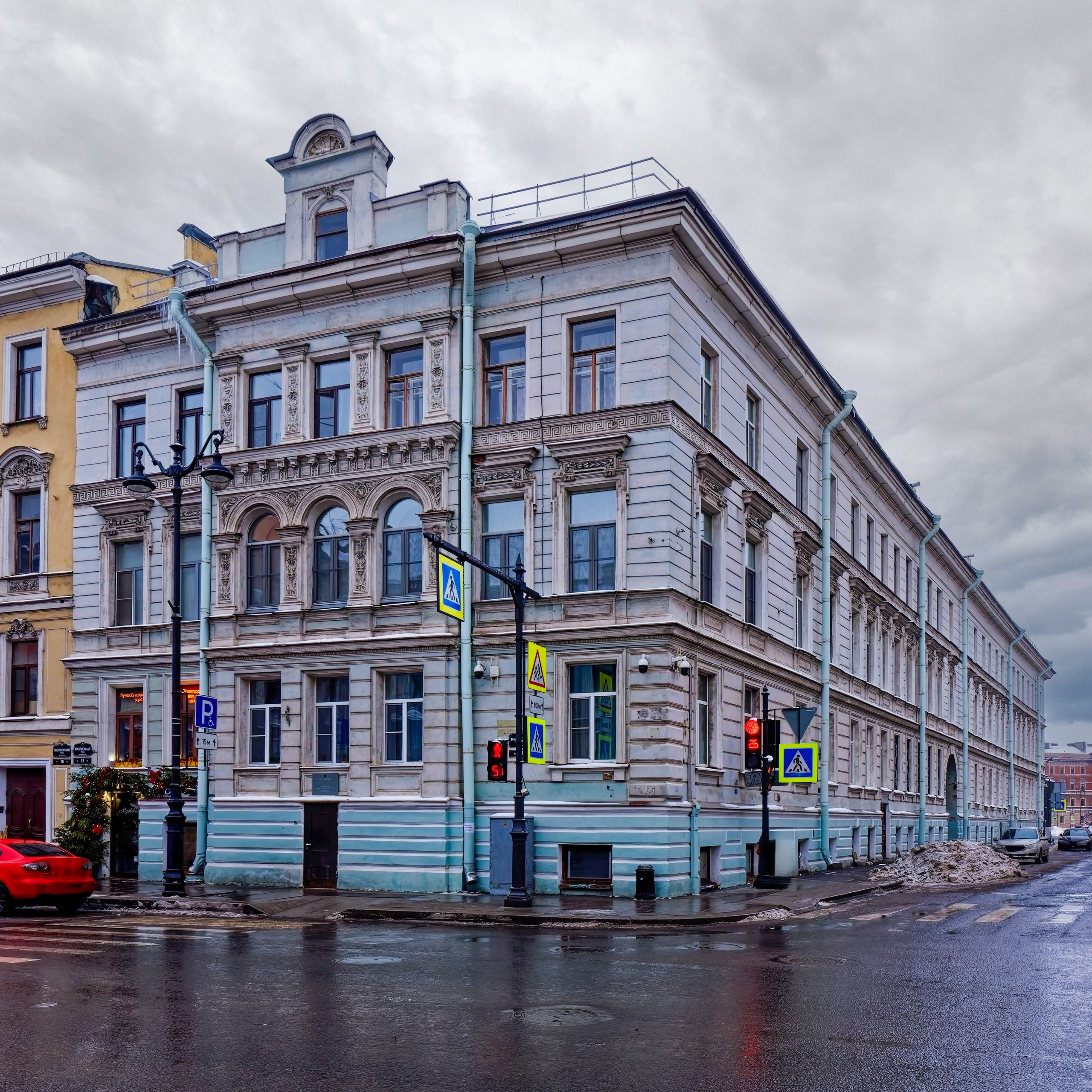 Санкт-Петербург, улица Миллионная, дом 18 (набережная реки Мойки, дом 17, Мошков переулок, дом 8). Дом баронессы Эмилии Августовны Майдель. 1882 (1902) год. Архитектор Александр Васильевич Иванов.