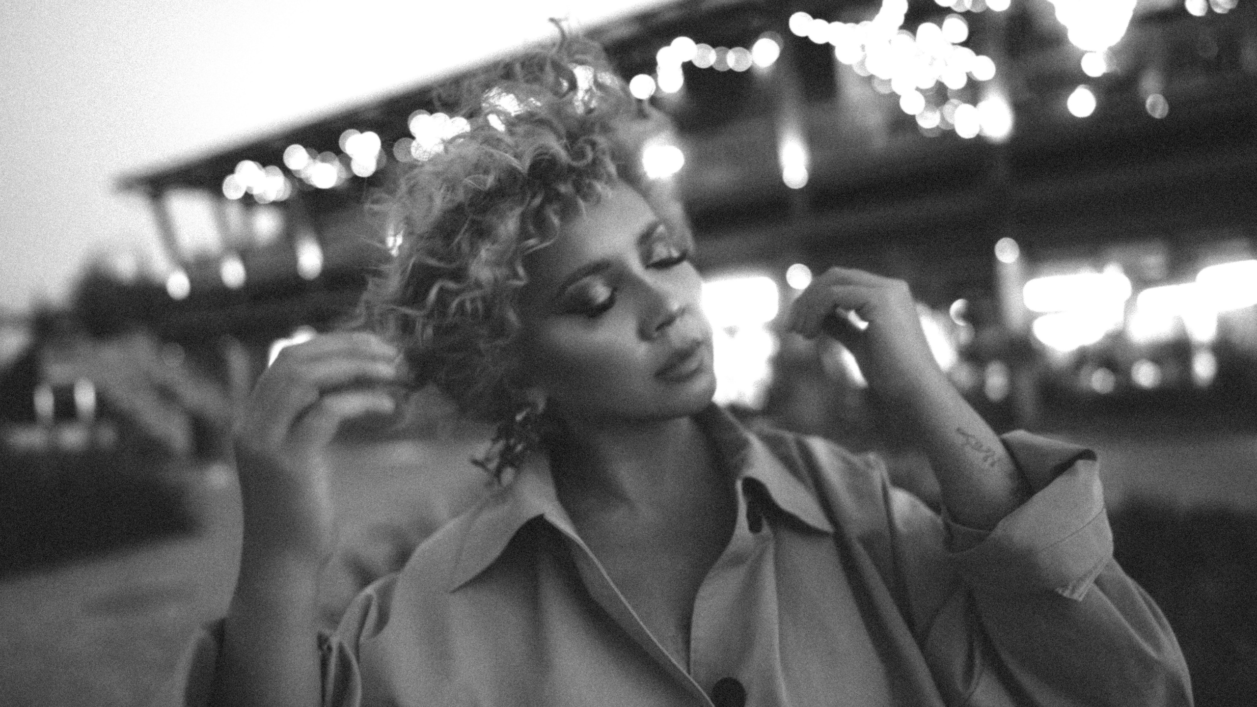 Black and White Outdoor Photoshoot with Regina in the City Center of Kazan — Anton Avanzato