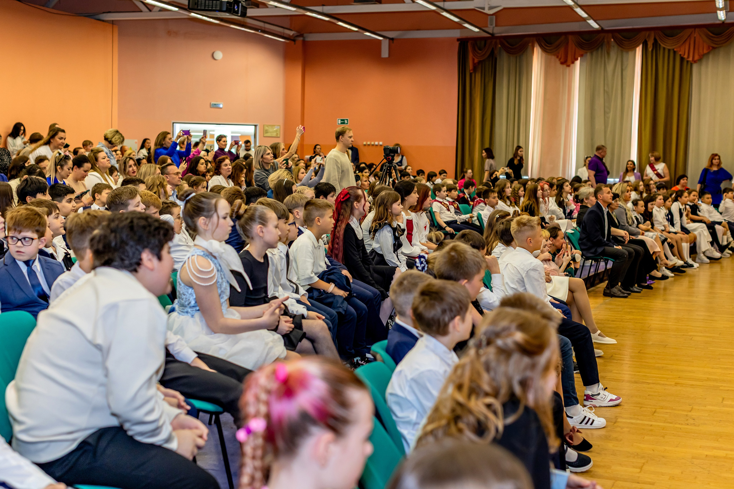 Выпускной праздник в начальной школе. Фотограф и видеограф Москва. Свадебный фотограф, видеограф. Выпускные альбомы. Оживающие альбомы