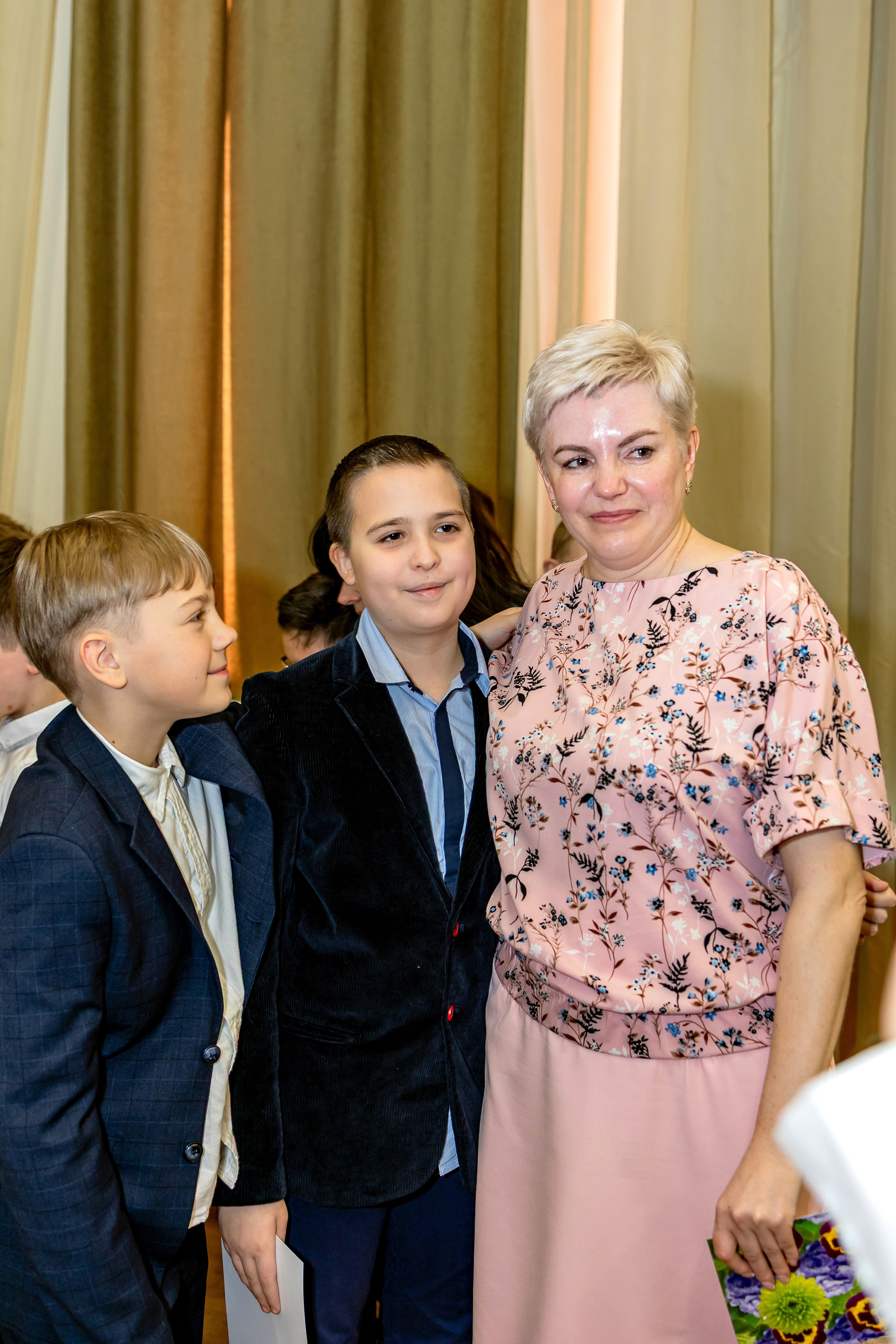 Выпускной праздник в начальной школе. Фотограф и видеограф Москва. Свадебный фотограф, видеограф. Выпускные альбомы. Оживающие альбомы