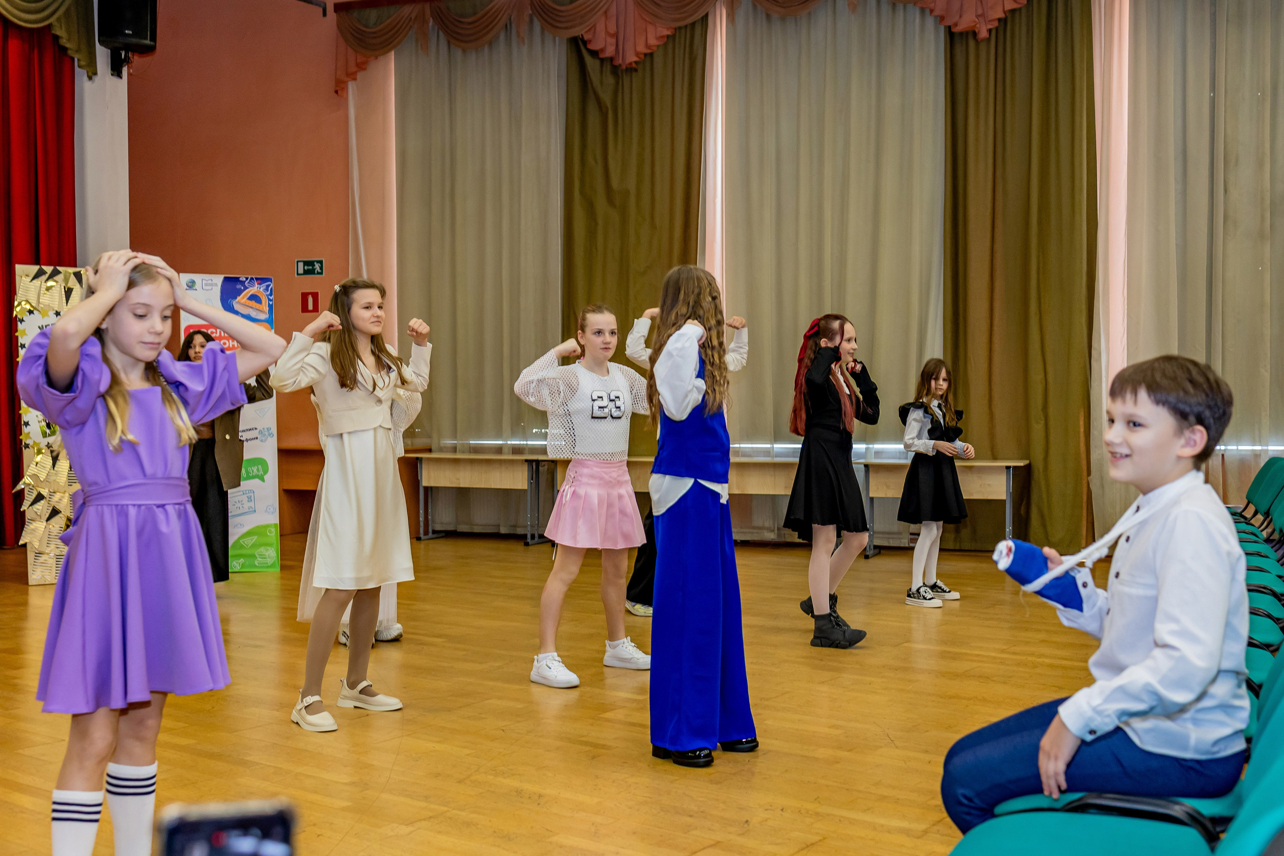 Выпускной праздник в начальной школе. Фотограф и видеограф Москва. Свадебный фотограф, видеограф. Выпускные альбомы. Оживающие альбомы
