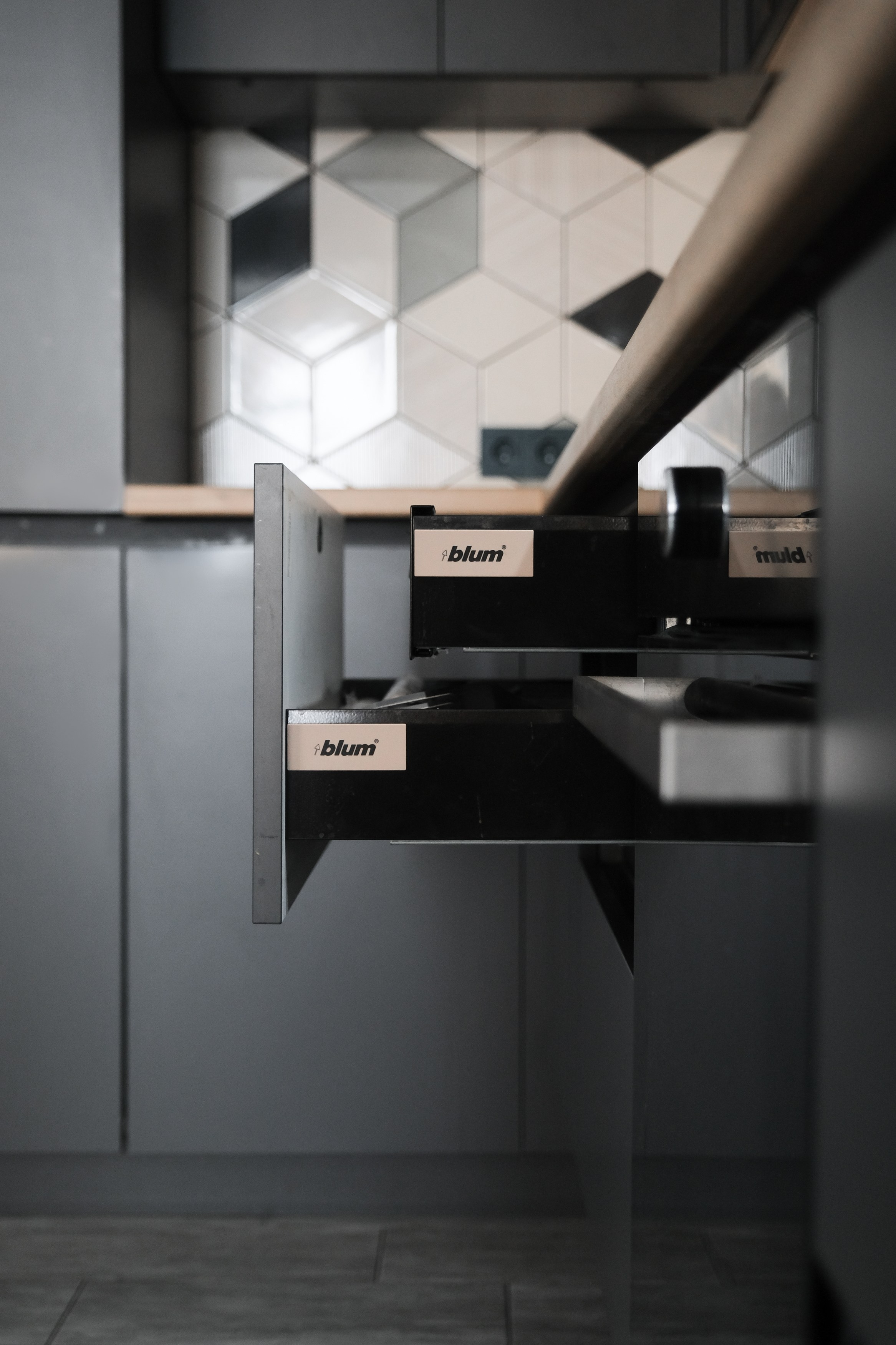 Кухня в Томске на заказ в Академгородке Таунхаус. Мебель на заказ. ГУДРУМ — Мебель на заказ в Томске | Кухни | Шкафы | Стулья и Столы