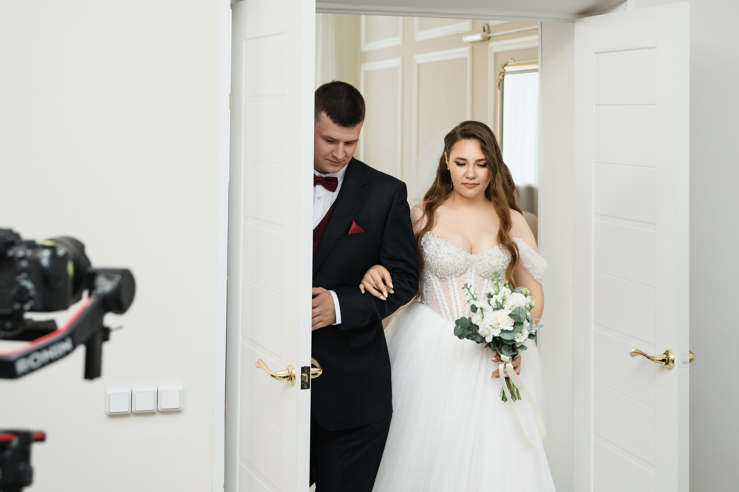 Фотосъемка свадьбы в Петропавловске-Камчатском. Свадебная фотосъемка на фоне вулканов в Петропавловске-Камчатском. Профессиональная репортажная съемка свадьбы в Петропавловске-Камчатском. Эмоциональные свадебные фотографии в Петропавловске-Камчатском. Стоимость услуг свадебного фотографа в Петропавловске-Камчатском.