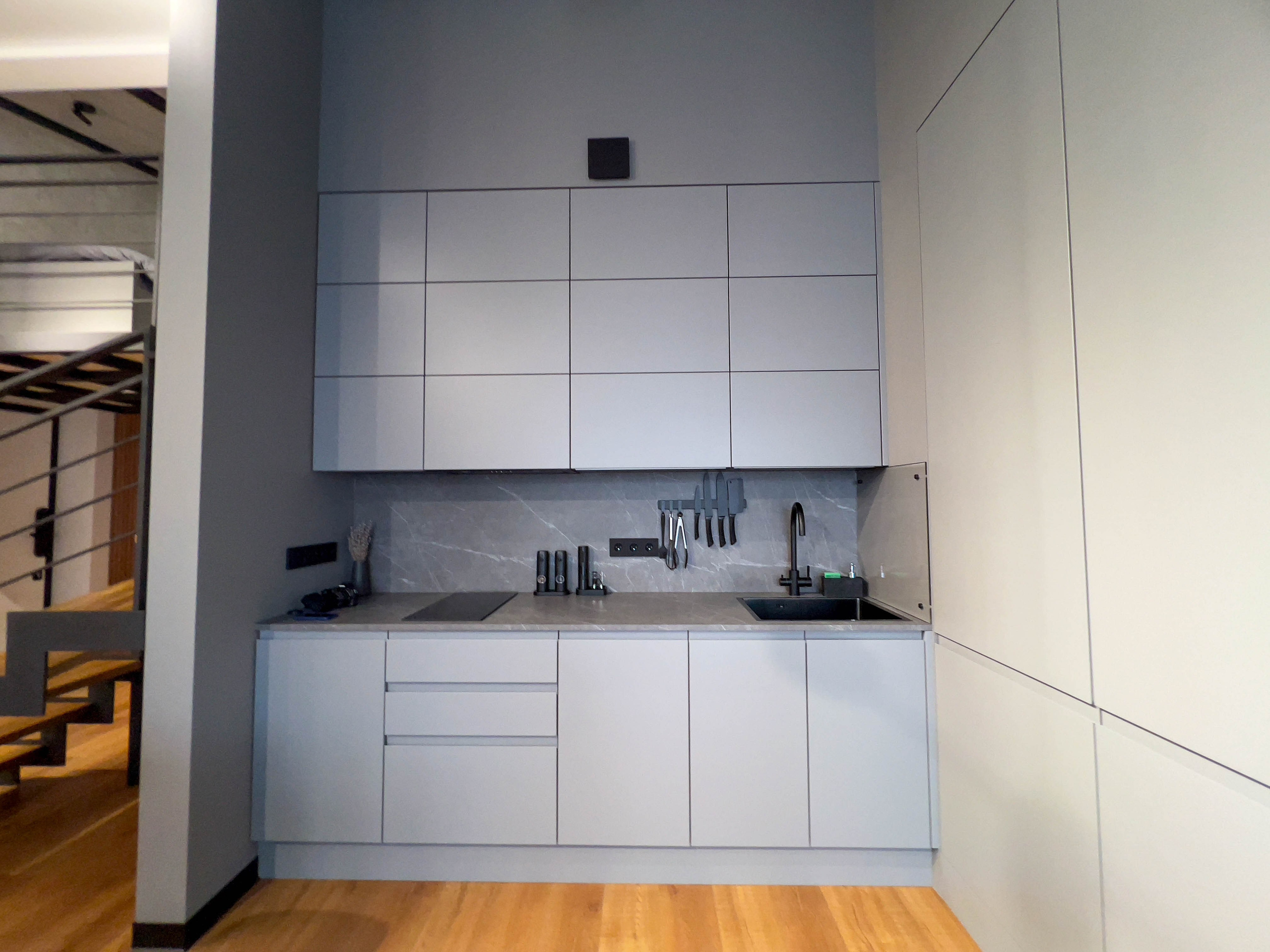 The apartment is on two levels. Fotograf Dmitrii Donets