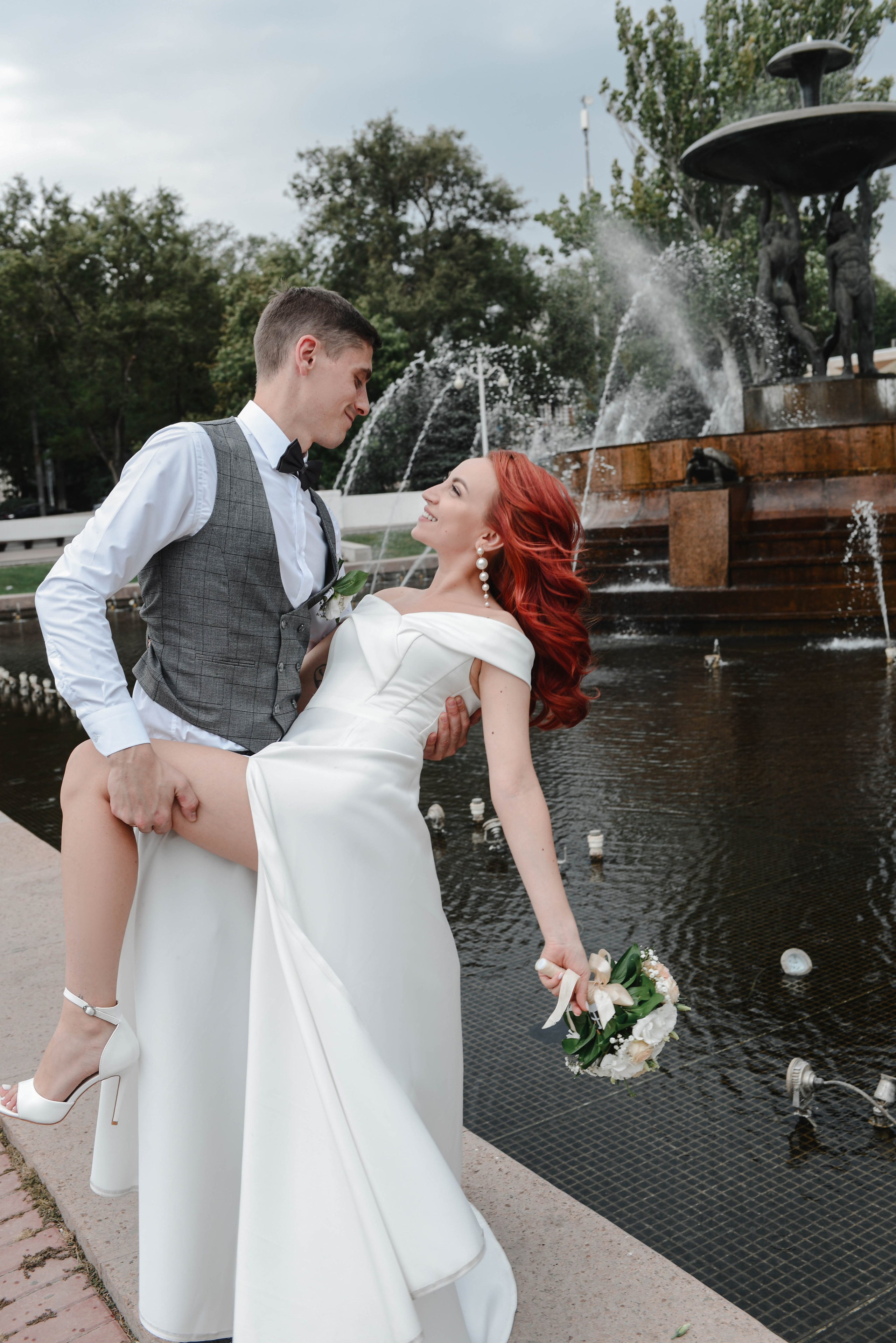 Свадебная прогулка по городу. Фотограф Ярута Оксана / Ростов-на-Дону