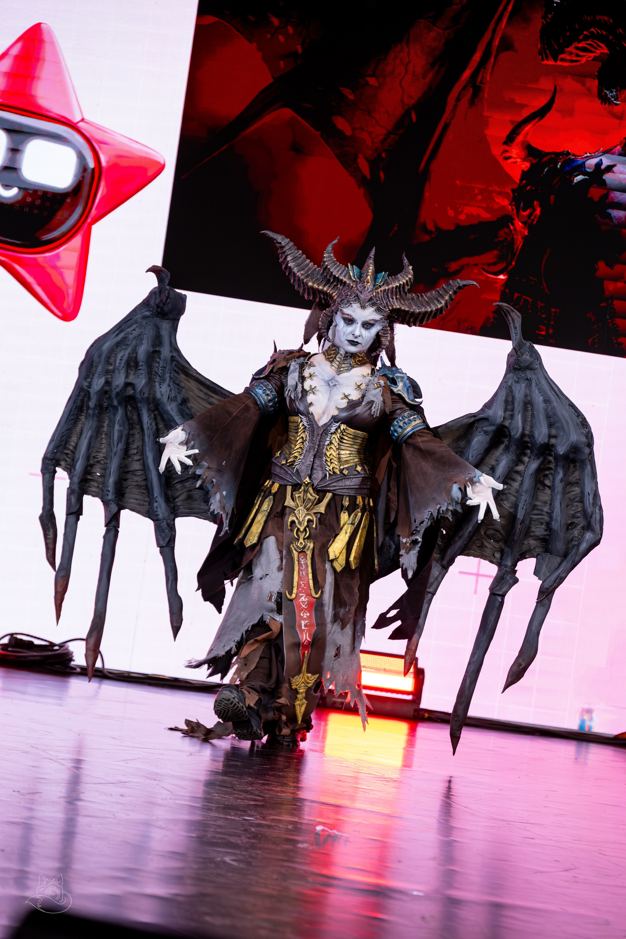 Сцена РЭД ЭКСПО 2024. Косплей фотограф