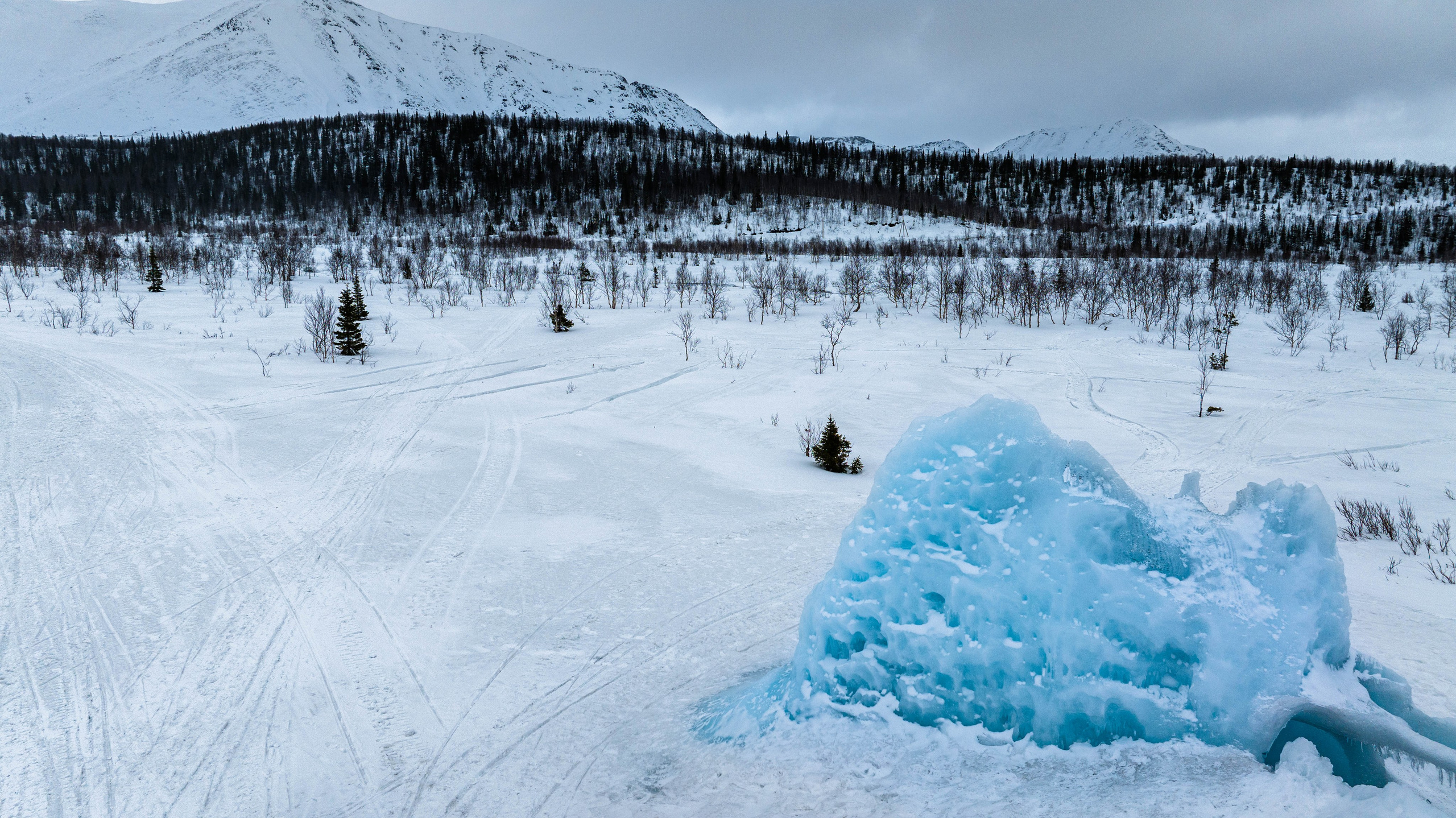 Долина реки Вудъявйорк и озеро Малый Вудъявр. Турист оптимист