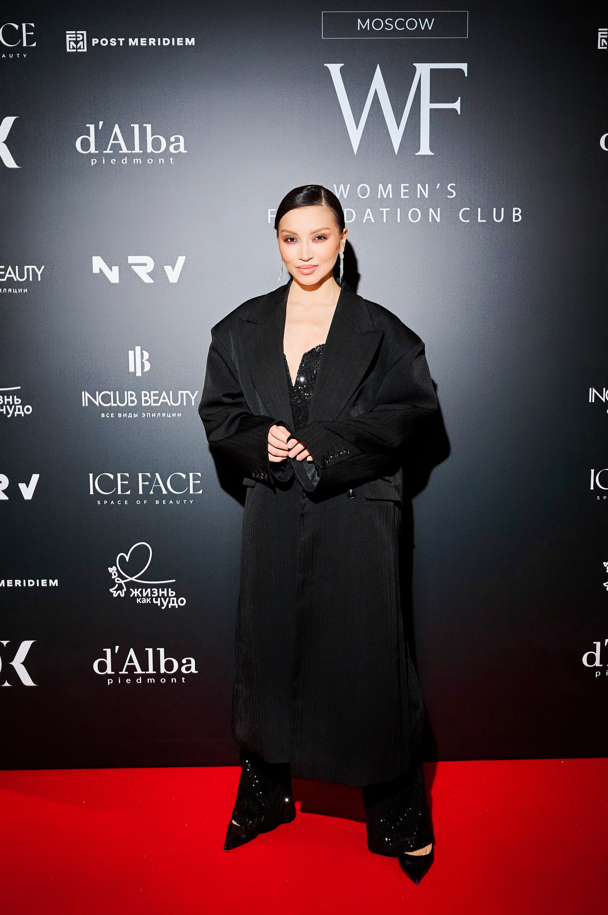 Портрет гостя в красном освещении, официальное событие, документальный фотограф