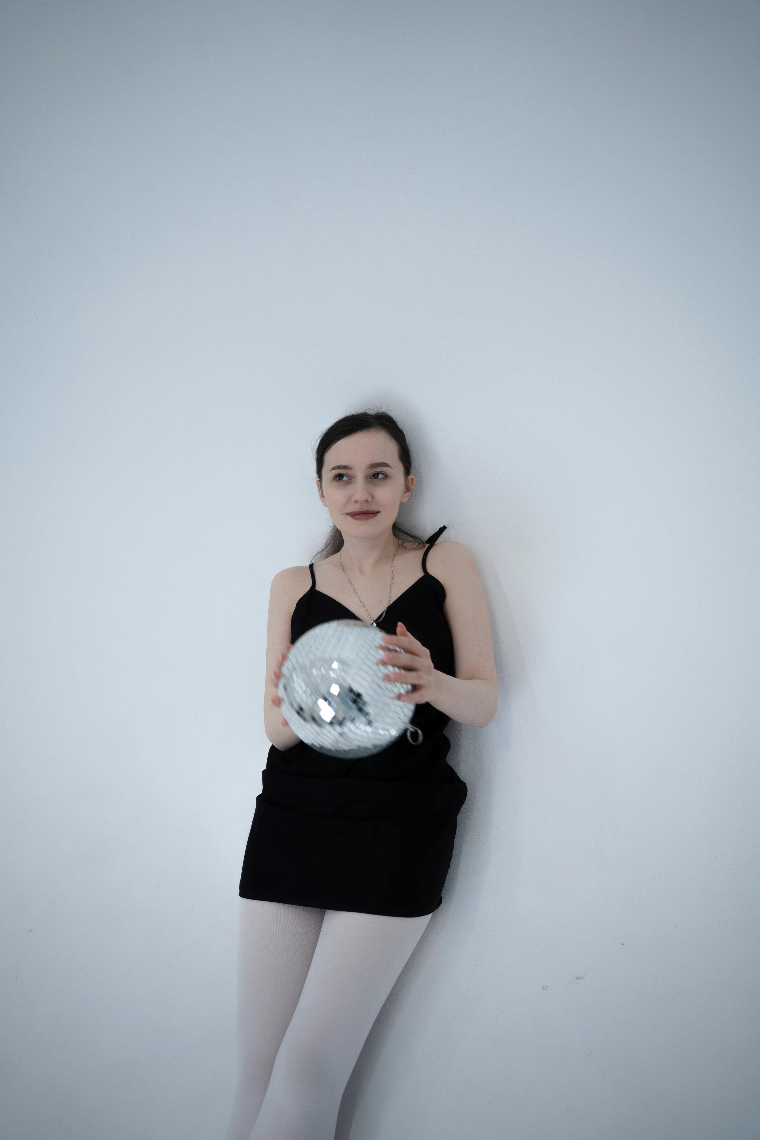 ДЕВОЧКА НА ШАРЕ. Главная