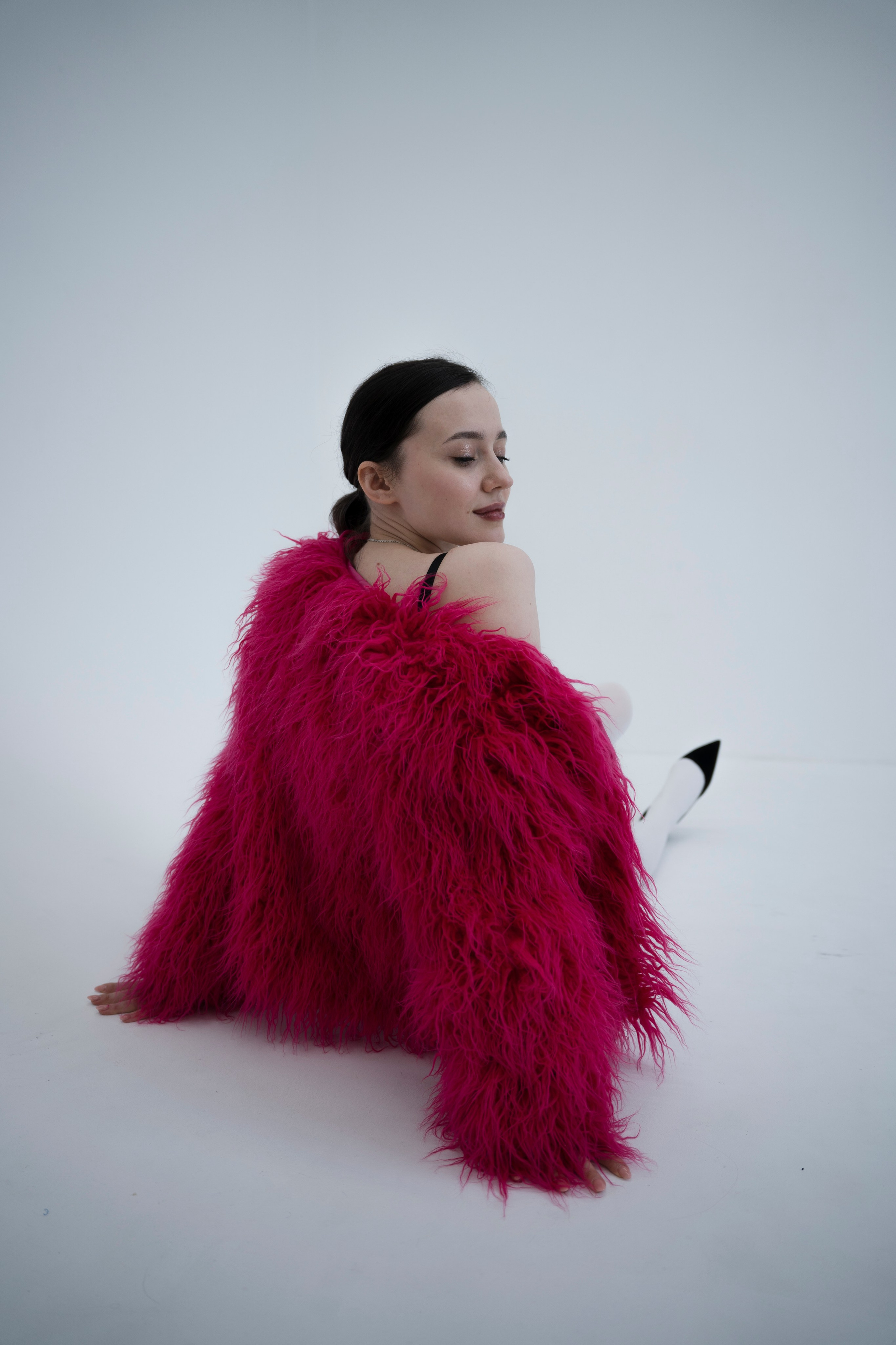 ДЕВОЧКА НА ШАРЕ. Главная