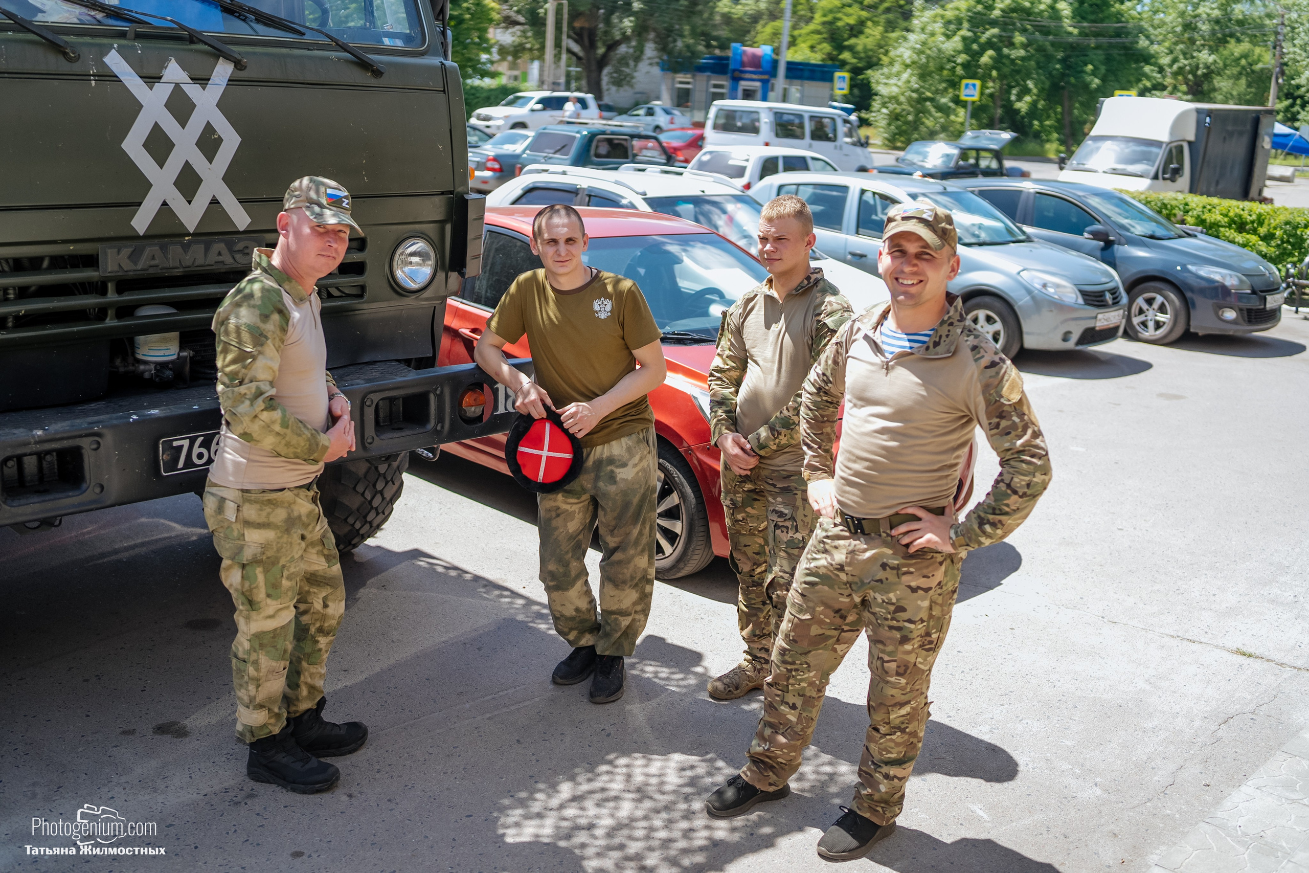 8 июня «Патриоты из Курска» сбор гуманитарной помощи у кинотеатра «Родина». Фотограф Нижний Новгород Татьяна Кейод
