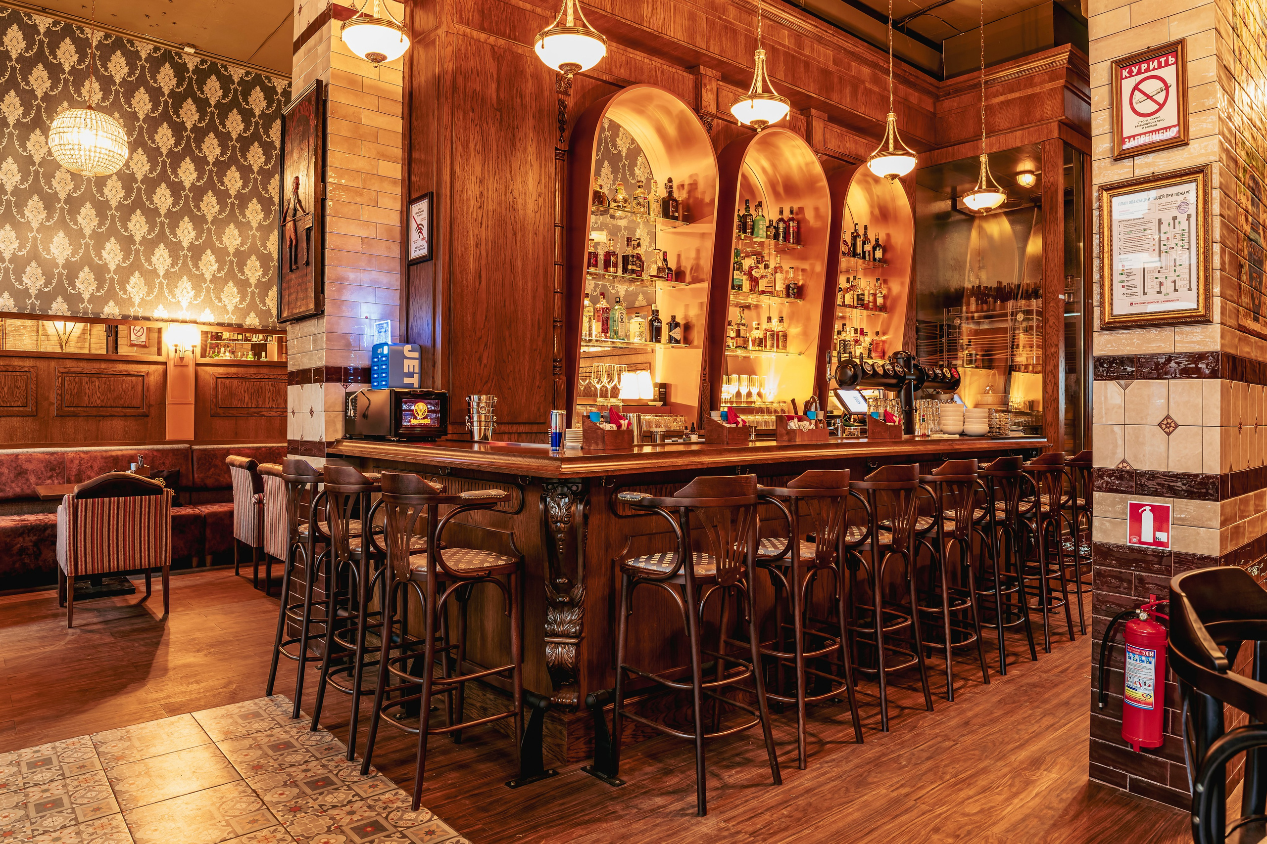 Алматы, Fuller's 4you — камерный паб в верхней части города, апрель 2025. Интерьерный фотограф Алматы