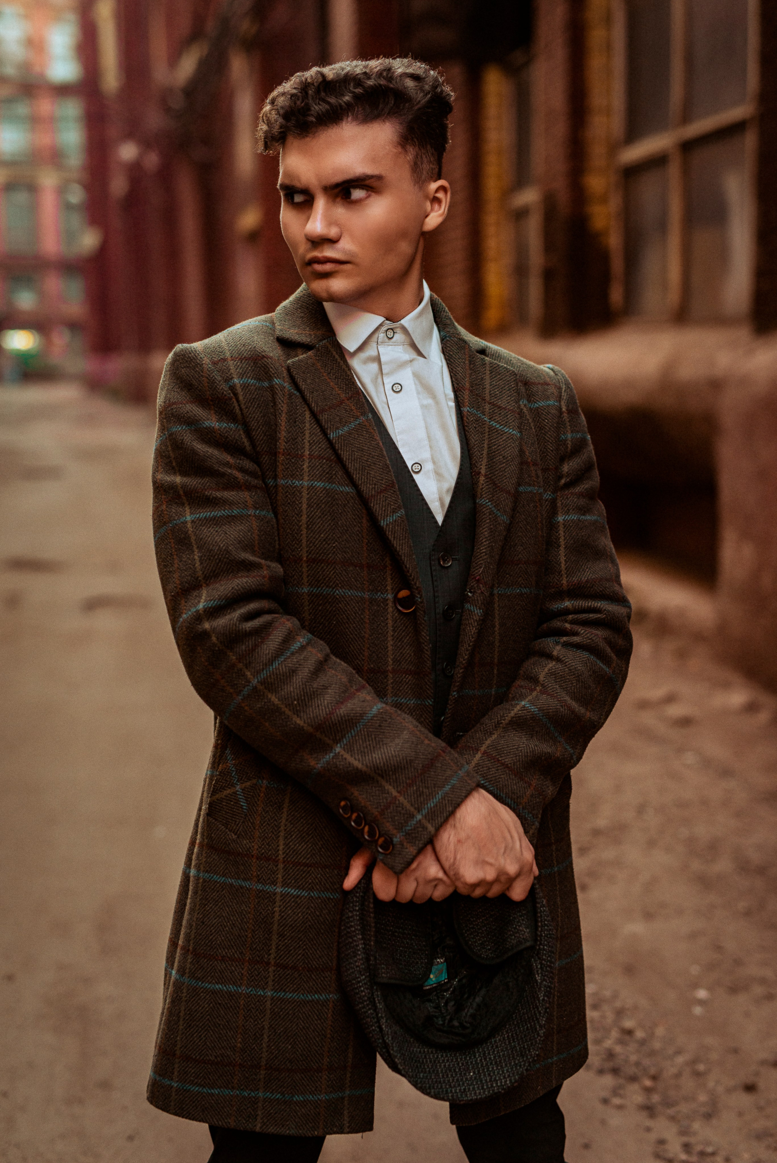 Съёмка на свежем воздухе в районе предприятия для молодого человека