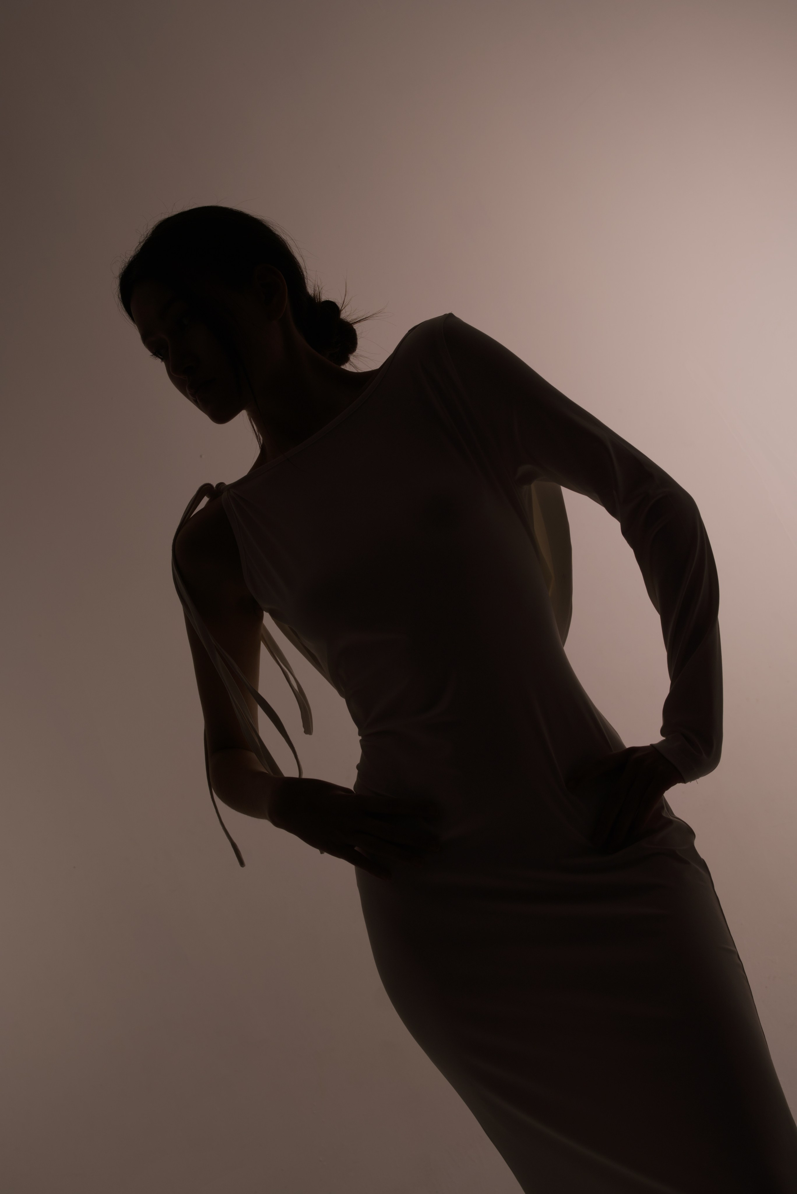 Силуэт на белом со вспышкой. Мир глазами Саши Д