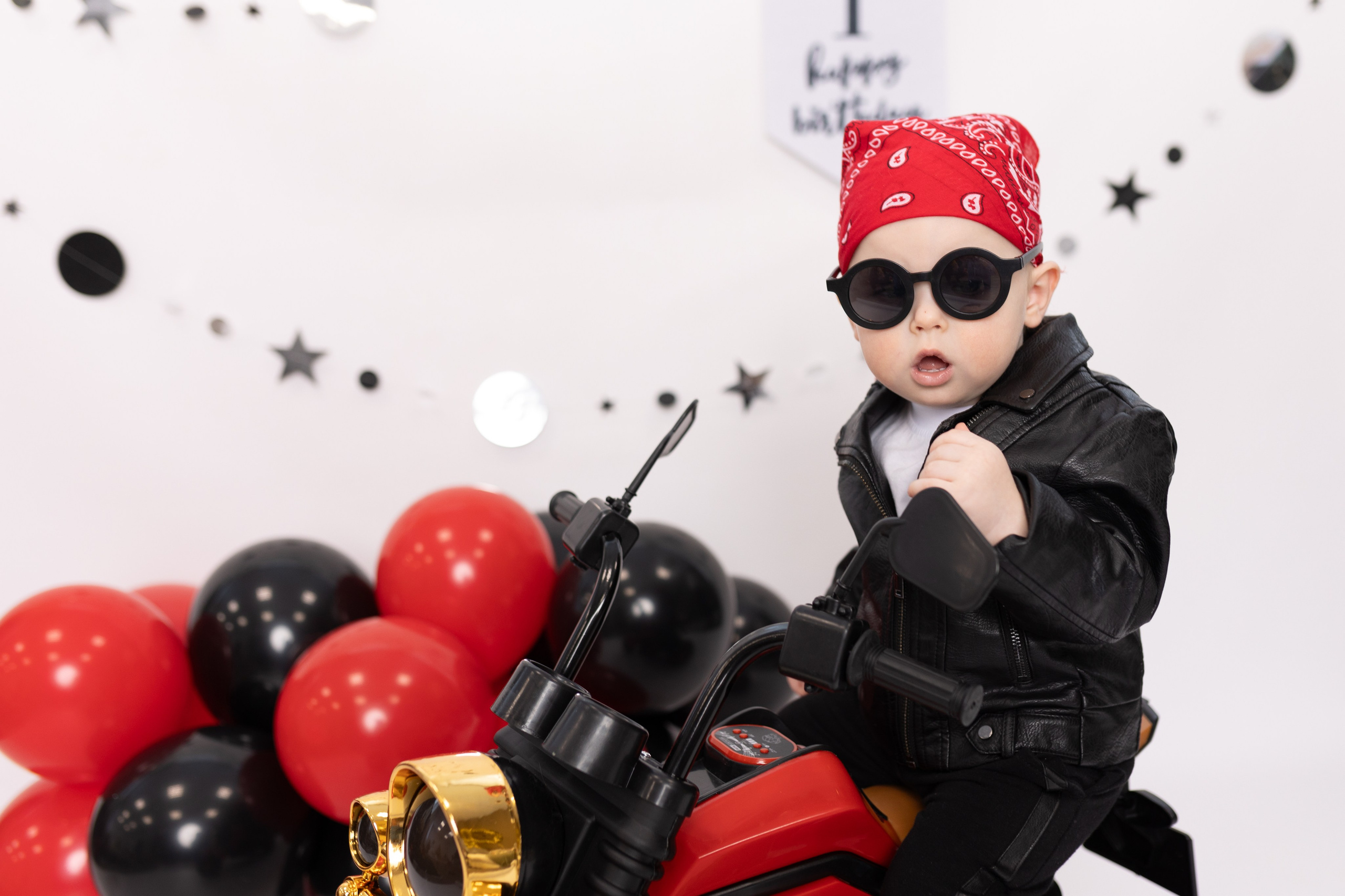 Фотозона с мотоциклом. Фотограф новорожденных. Детский и семейный фотограф Марьяна Юдина