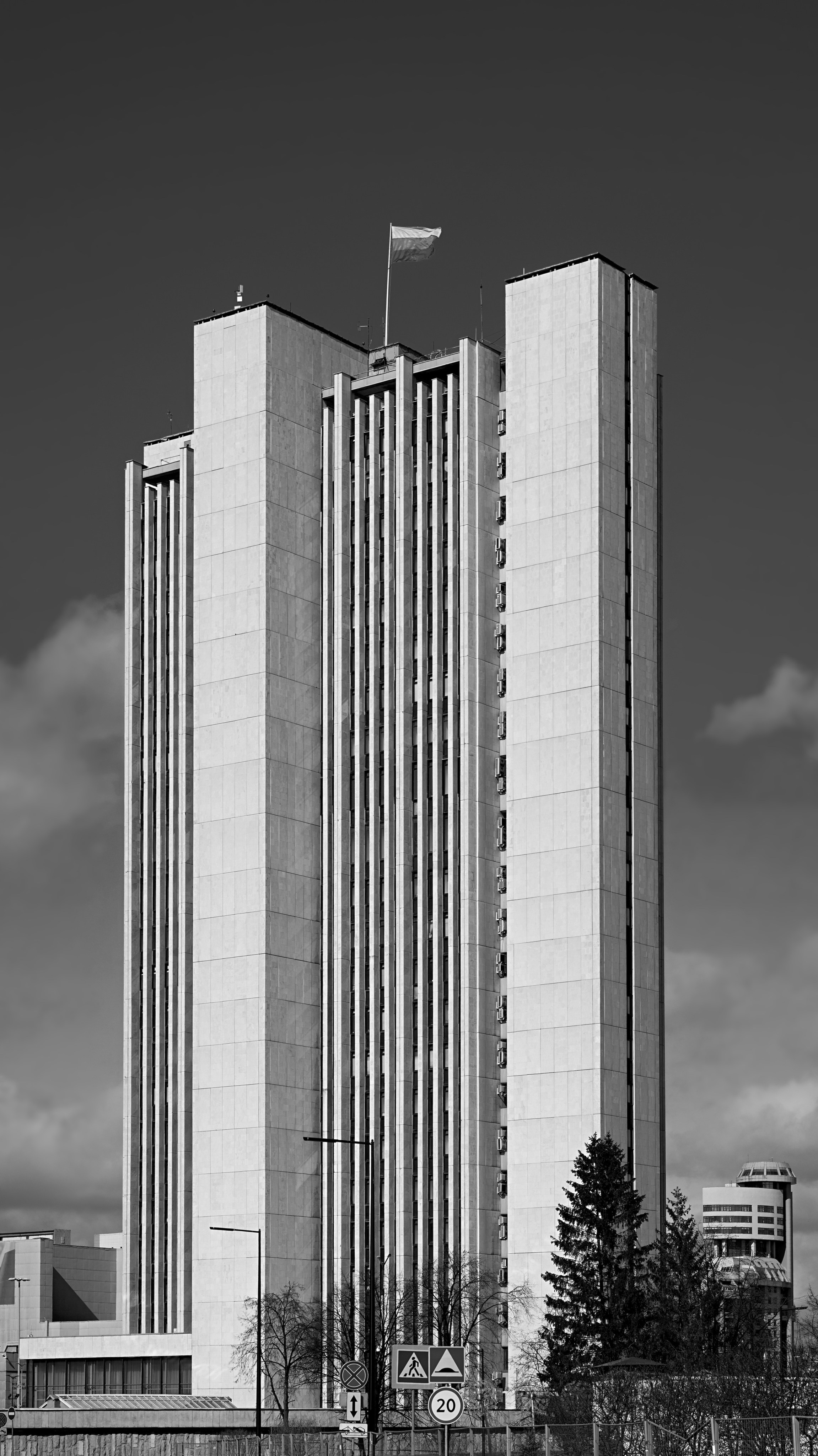 Д о м  С о в е т о в. Фотограф Георгий Сапожников