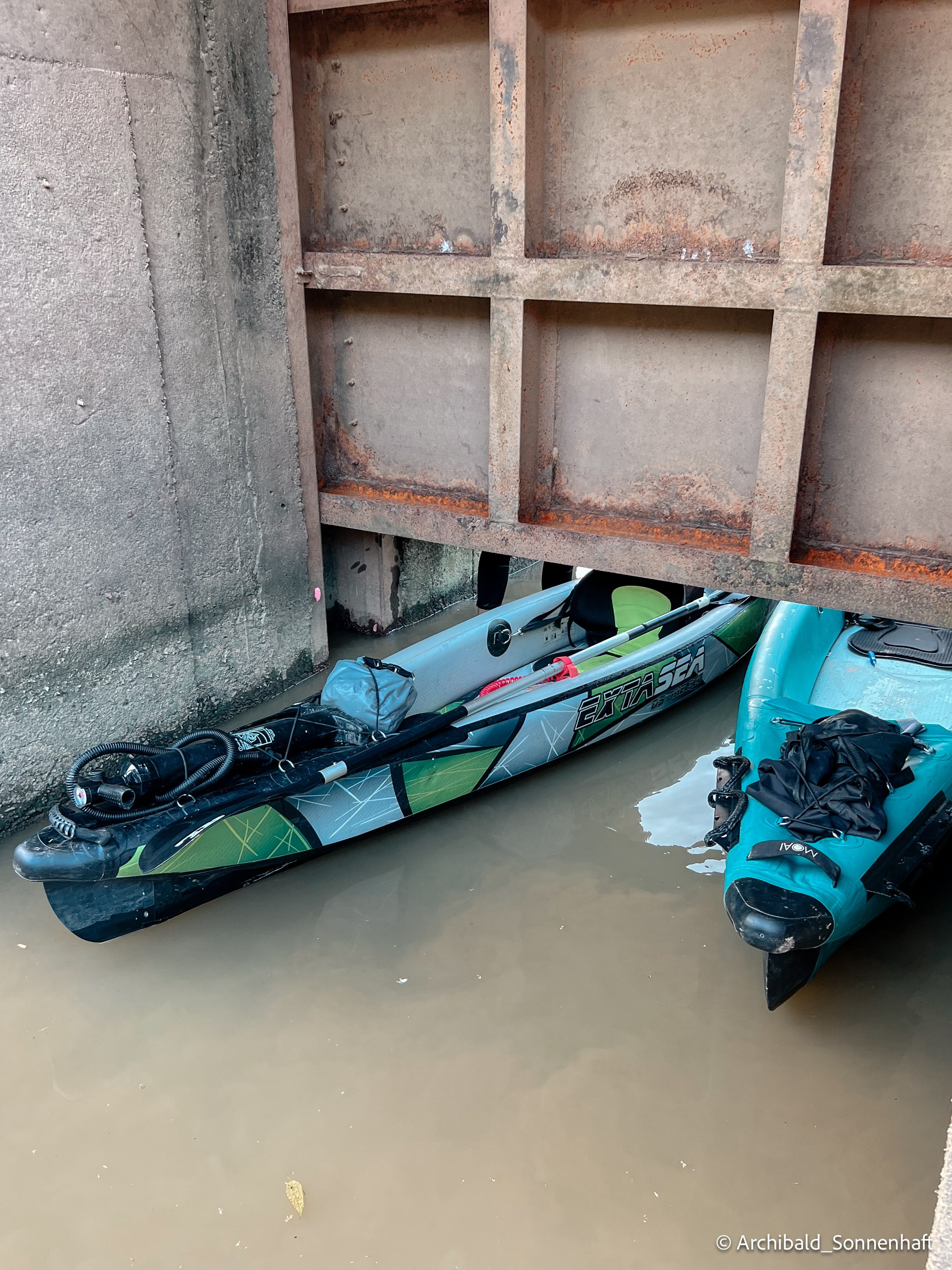 Weekend kayaking trip. Photographer in Guangzhou, China. Archibald Sonnenhaft