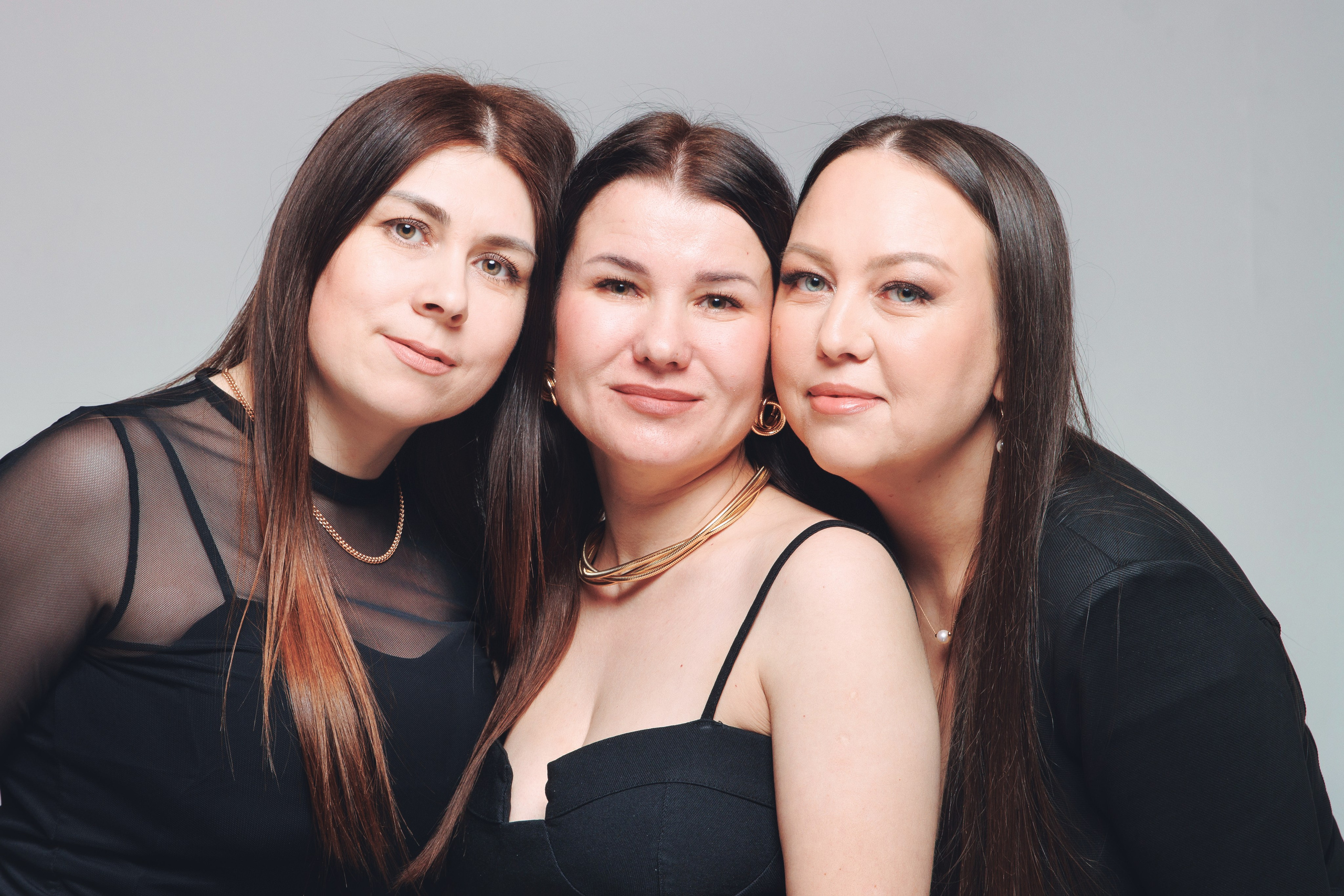 Фотосессия на циклораме для Елены и подруг — женская студийная съемка от фотографа Алексея. Репортажный фотограф на дни рождения и юбилеи в Улан-Удэ — Алексей Раднаев