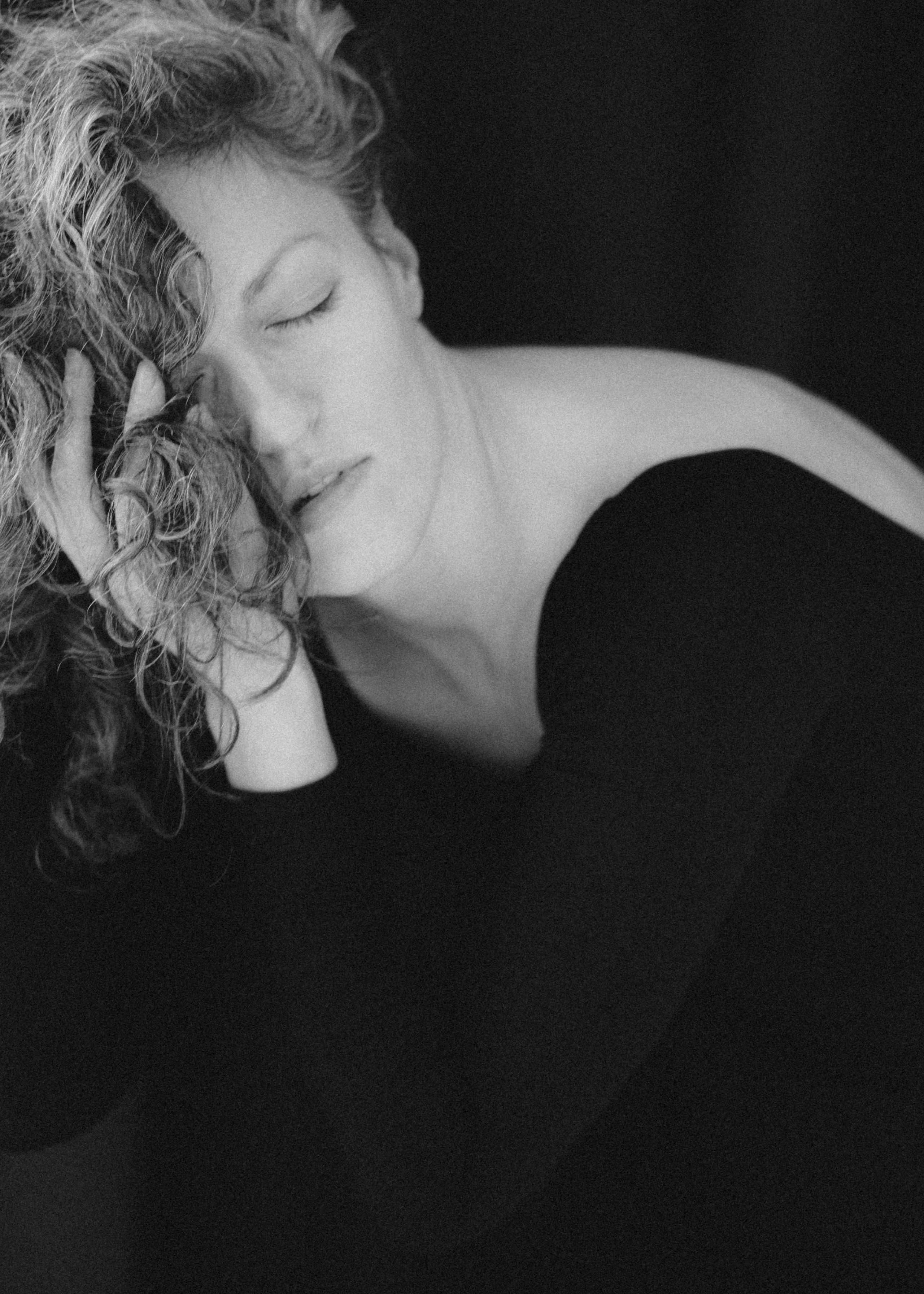 Фотосессия для женщины в студии минимализм. Женский фотограф в Красноярске