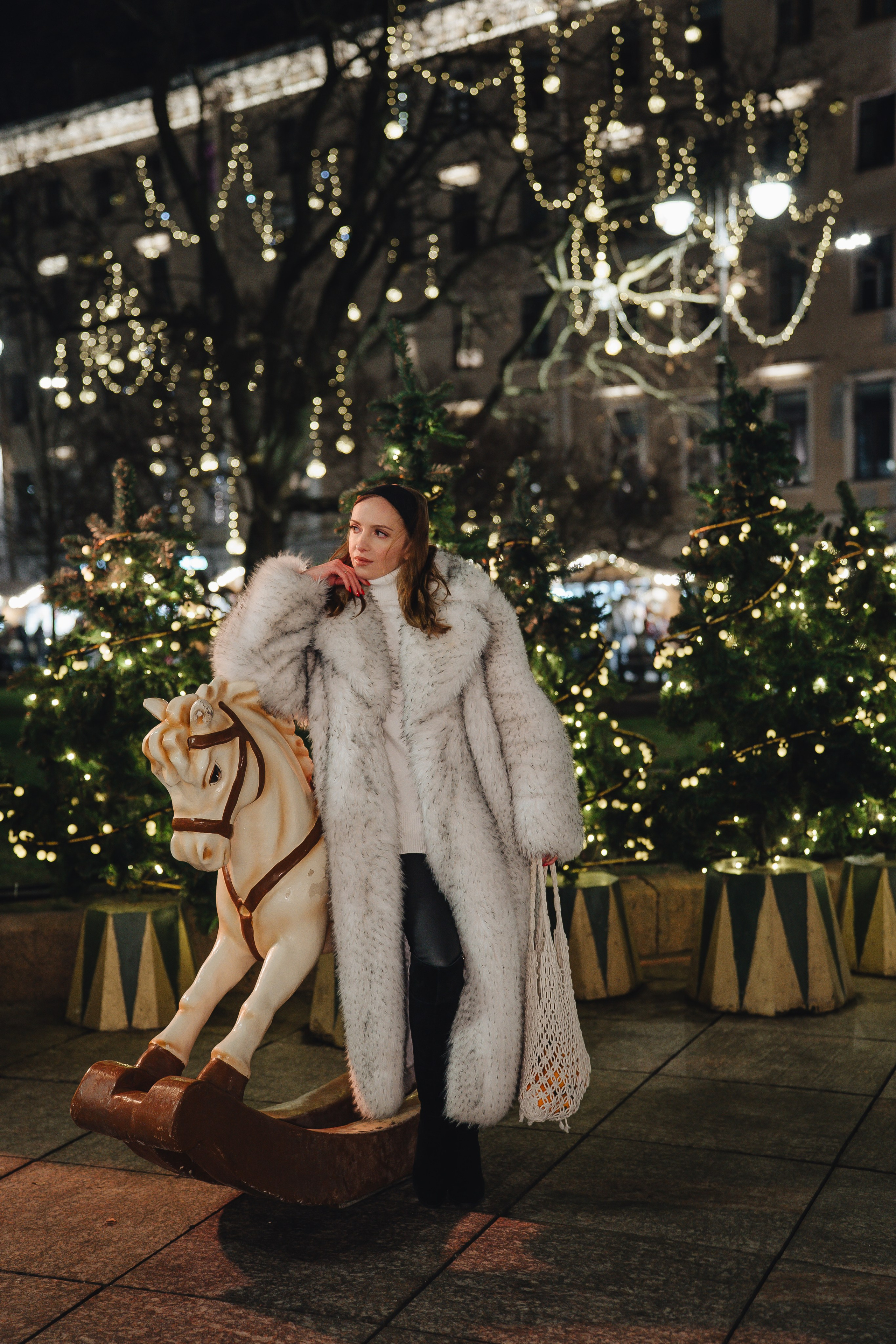 ПРОГУЛКА НА МАНЕЖНОЙ ПЛОЩАДИ ДЛЯ ДЕВУШКИ ПЕРЕД НОВЫМ ГОДОМ (НОВОГОДНЯЯ ФОТОСЕССИИЯ НА МАНЕЖНОЙ ПЛОЩАДИ). Профессиональный фотограф, Санкт-Петербург — Виктория Богомолова