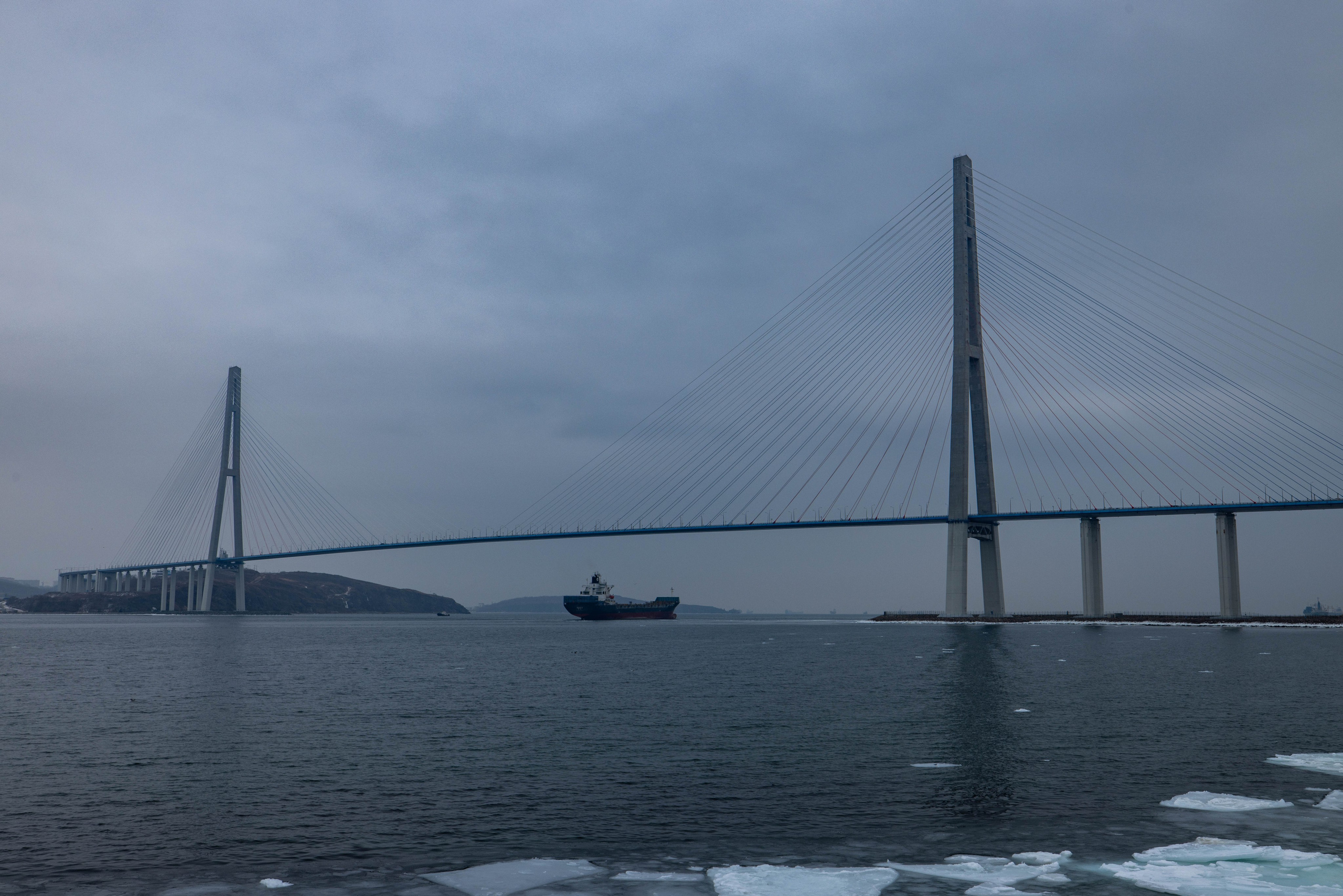 Русский мост. Турист оптимист