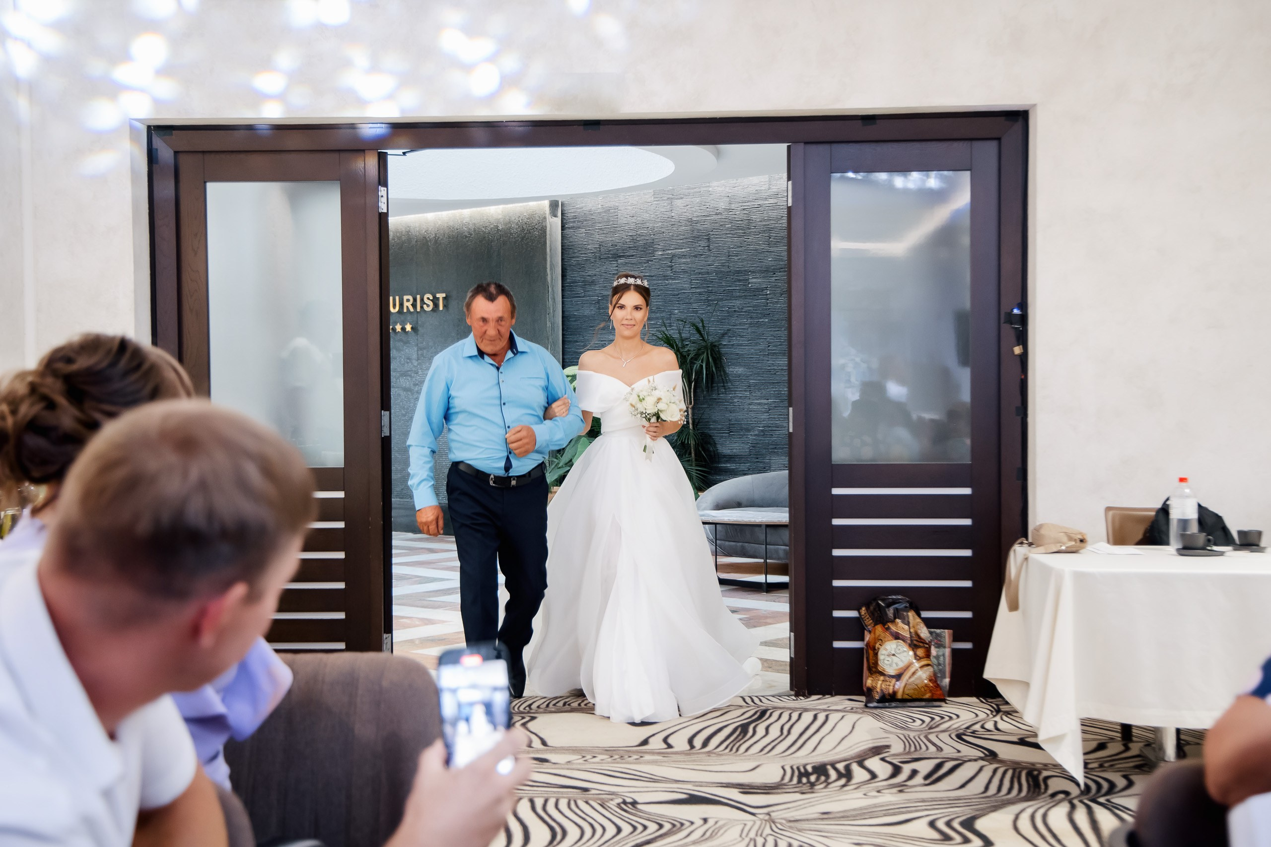 Евгений и Юлия. Совместные сборы. Интурист. Выездная. Фото с Китами. Свадебный фотограф в Хабаровске