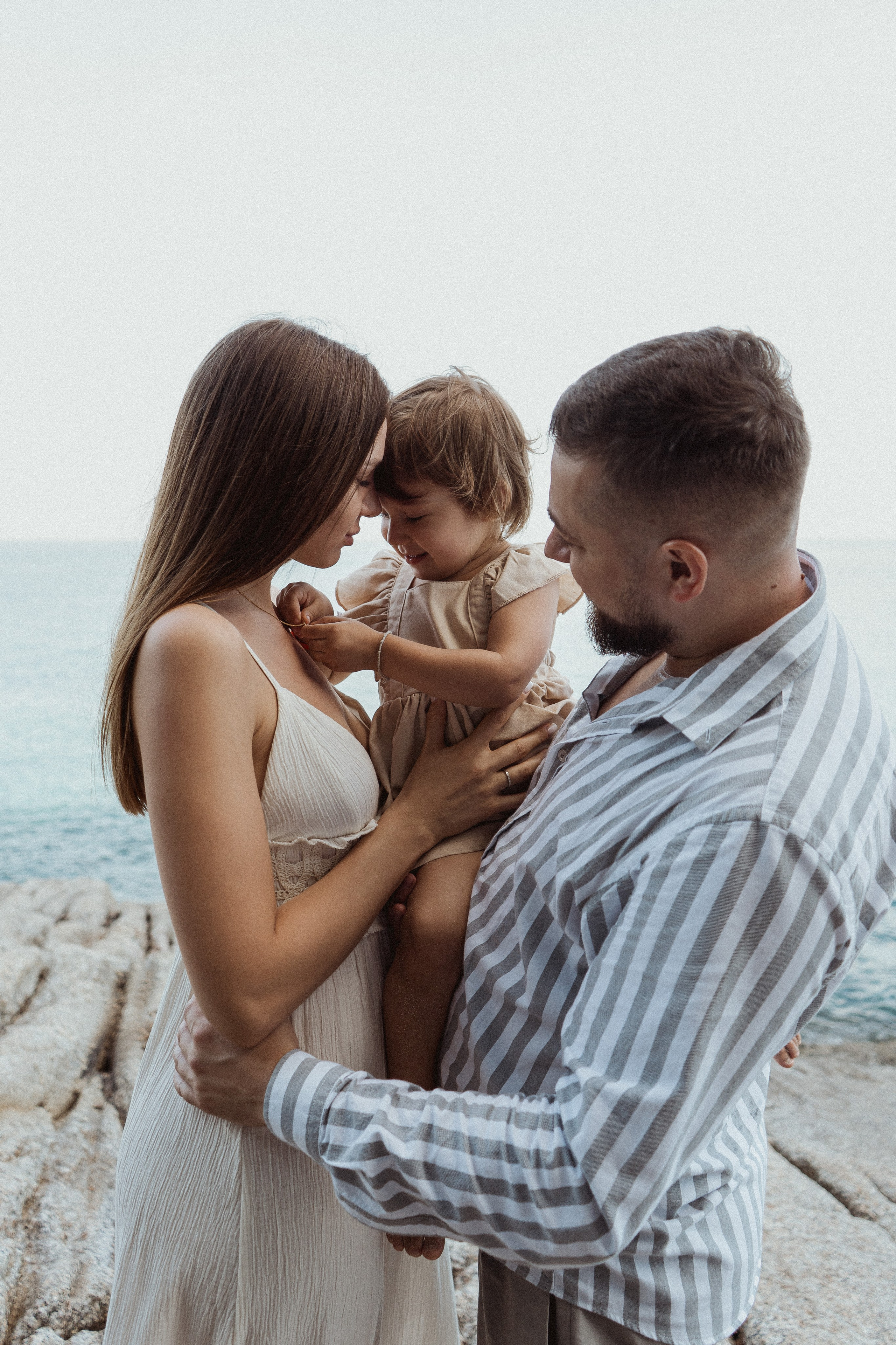 Семейная фотосъёмка на Пхукете – тепло, искренность и любовь вашей семьи на фотографиях. Ян Долматов — фотограф, видеограф и продюсер на Пхукете, Таиланд