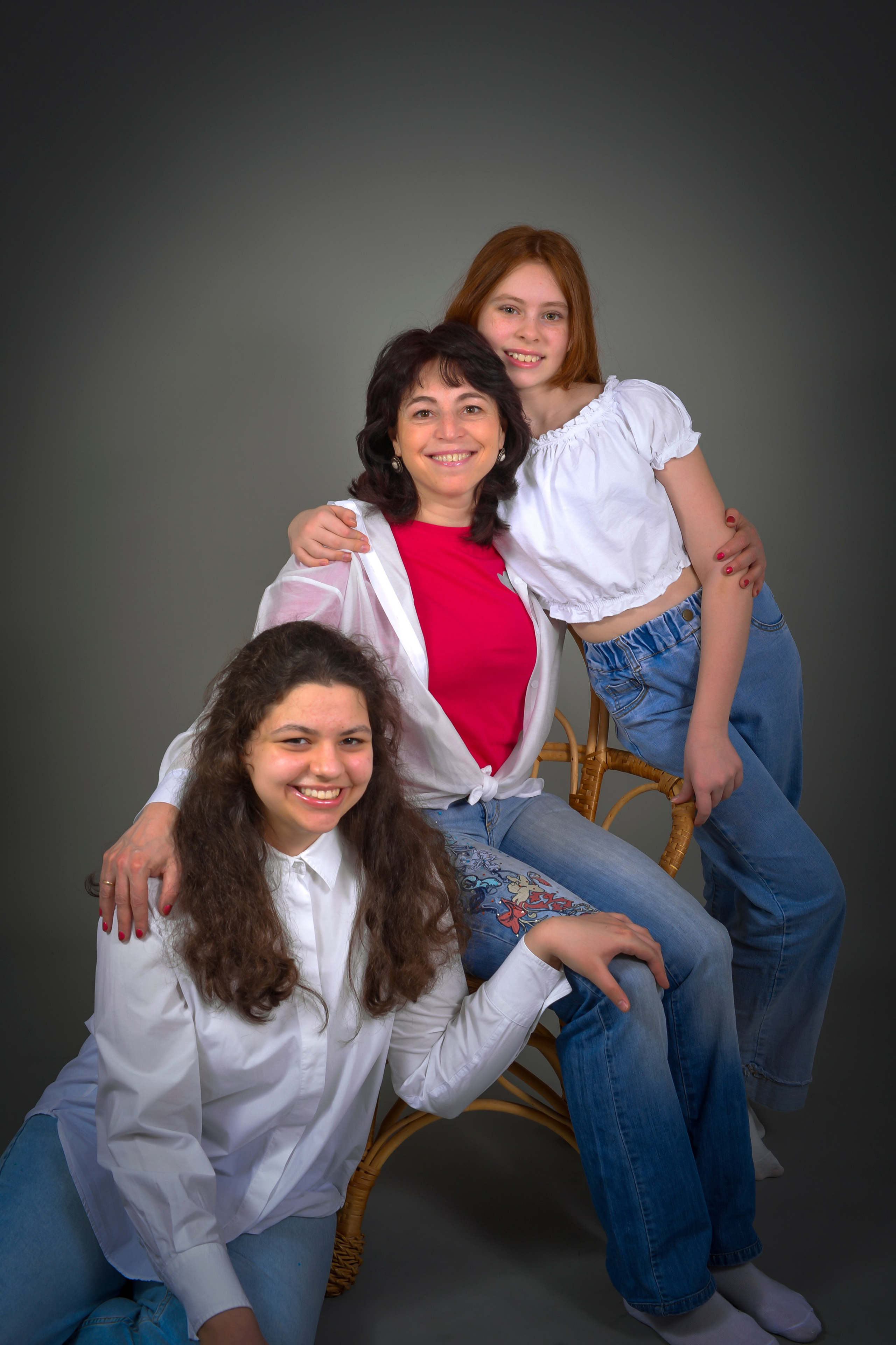 ДОЧКИ, ВНУЧКИ, БАБУШКА. Фотограф Юлия Антушева