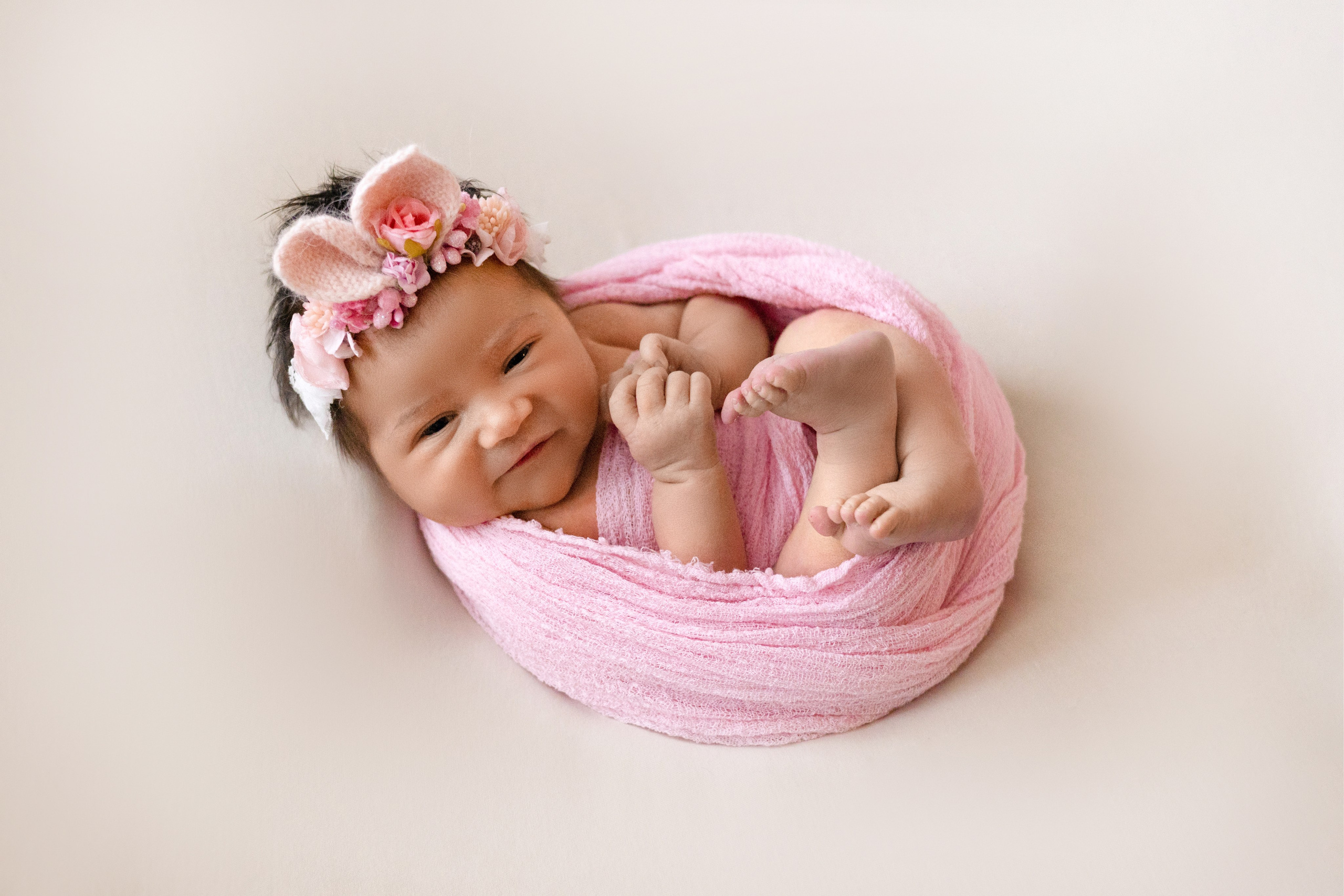 фотограф новорожденных саратов ньюборн фотосессия детская девочка малышка малыш розовый кокон калач
