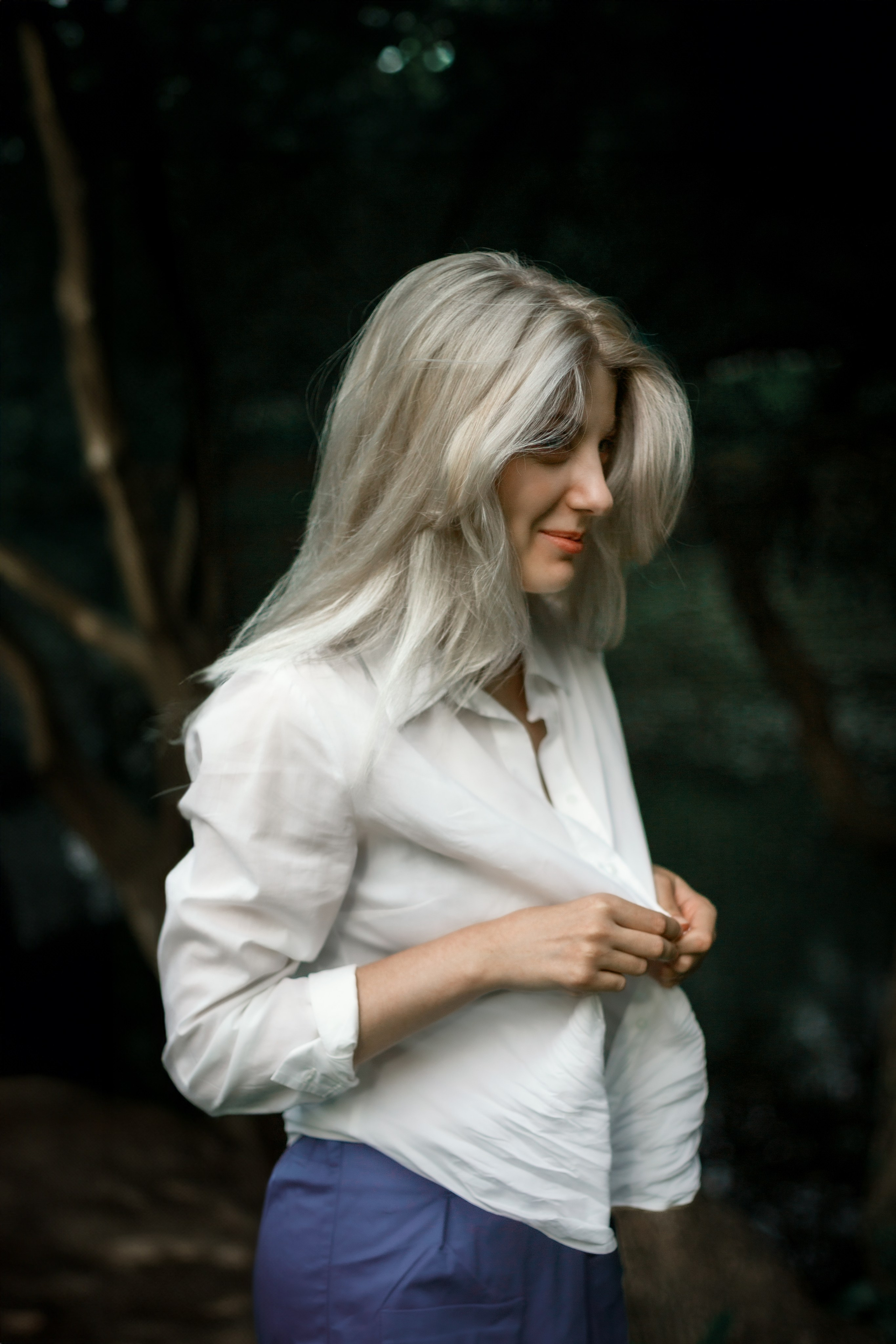 Откройте для себя магию "Белоснежной гармонии" в этом фотоальбоме, где девушка с белоснежными волосами предстаёт в утончённых образах на природе. Наслаждайтесь кадрами, где она лежит на дереве у озера и на траве, с элегантной рубашкой, добавляющей загадочности и эстетики. Девушка, молодая девушка, Блондинка, Фотосеесия, Подросток, Крашенные волосы, Озеро, Рубашка, Позировка, Потрет, Полуголая, Полуголая девушка, Девушка в белье, Дерево, Озеро, Красотка, Ноги, Трава, Ню,