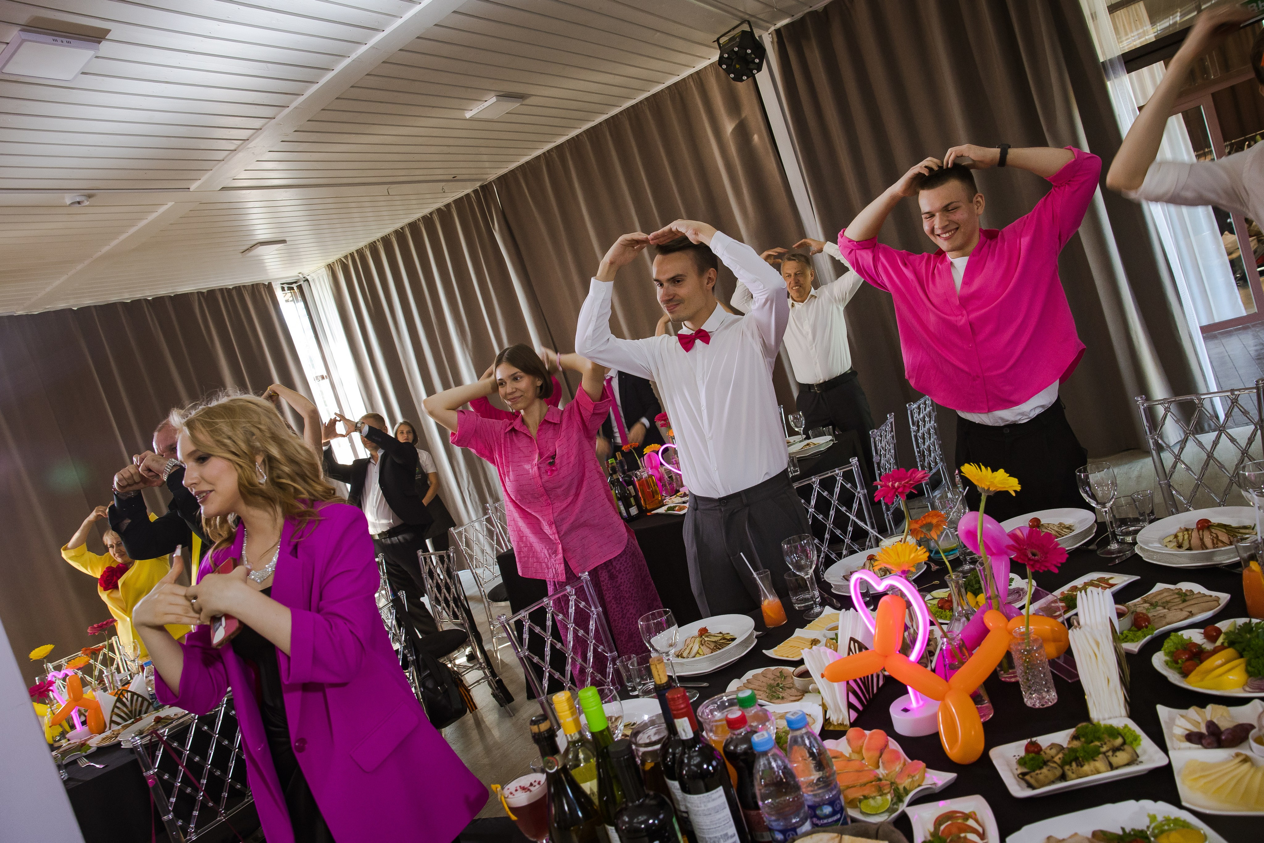 Яркая неоновая свадебная фотосессия в «Нет на карте». Свадебный и семейный фотограф в Самаре и Тольятти | Елена Топанцева