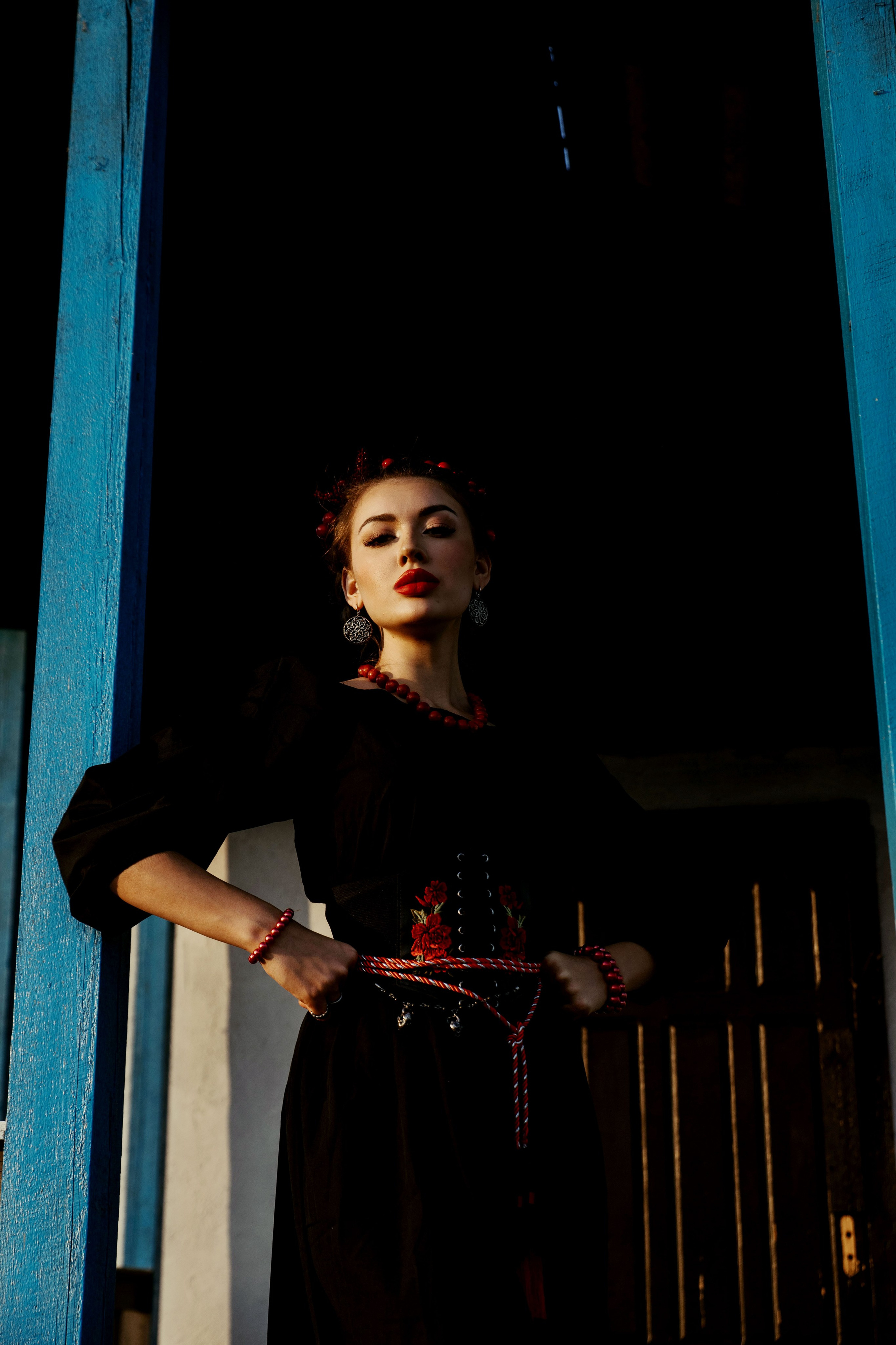 Завораживающая красота русской зимы оживает в этой фотосессии.  Перед Вами предстаёт не просто девушка, а воплощение древнего славянского духа, хранительница тайн лесов и полей.  В её образе –  тонкая работа визажиста и стилиста,  создавших  аутентичный  костюм и макияж,  переносящие нас в мир  сказок и легенд.  Каждая деталь, от вышивки на сарафане до плетения в косах,  продумана до мелочей,  подчеркивая  мистическую  атмосферу.  Мастерство профессионального фотографа запечатлело не только внешнее очарование модели, но и  глубокий  внутренний мир,  пробуждающий  чувство  волшебства и  неповторимости  русской культуры.  Фотография – это  окно  в  сказку,  в  сердце  старинной  Руси,  где  живут  легенды  и  пробуждается  магия.