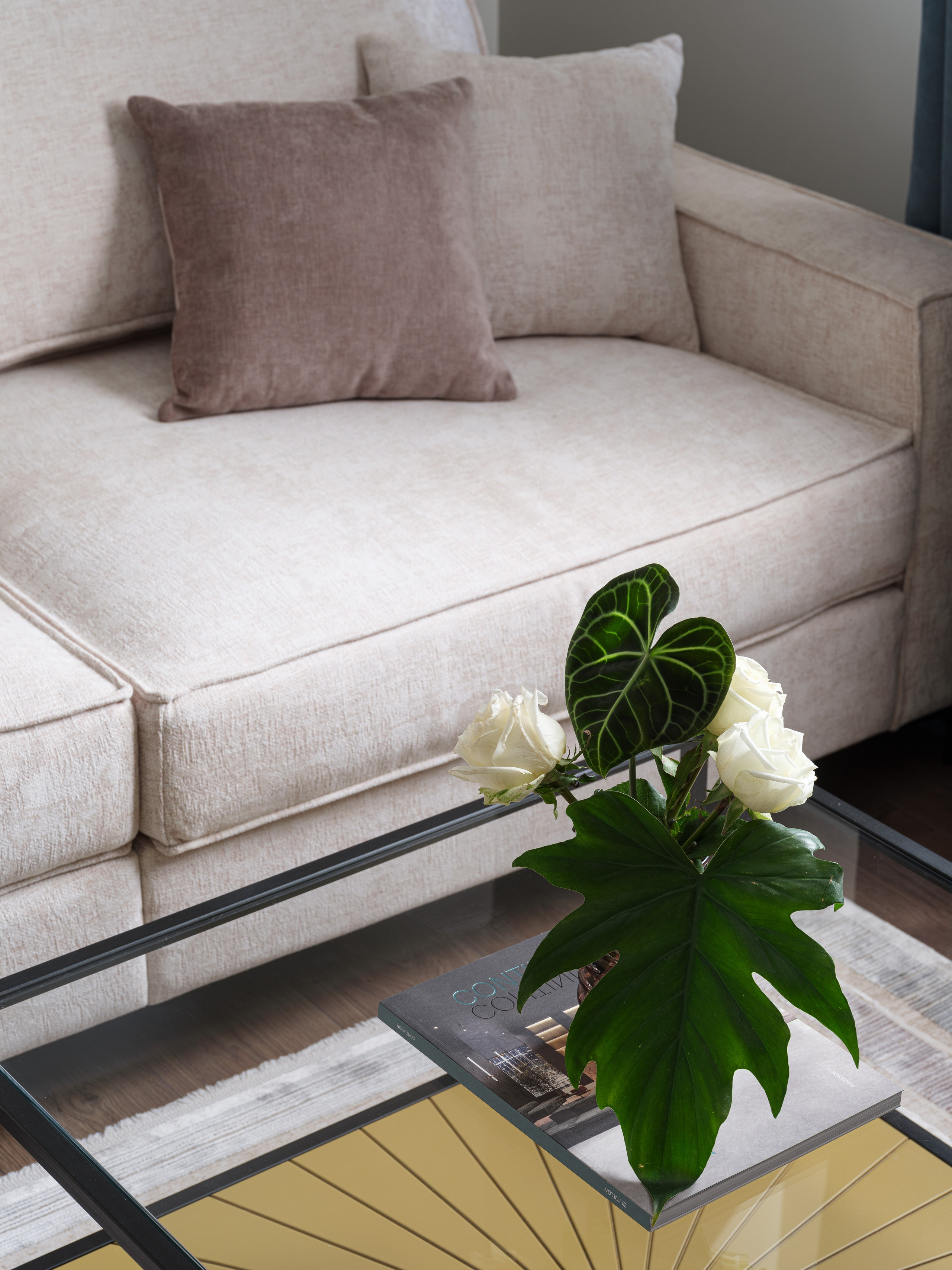 Деталь современного интерьера спальни с мягким диваном и журнальным столиком с декором, подчеркивающим стиль и уют. Автор проекта Татьяна Диденко, фотограф Сергей Денисенко, стилист Наталья Якушева.