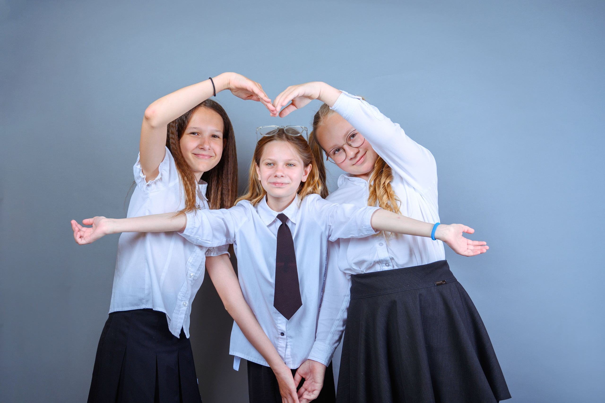 Фотосъемка на фоне с реквизитом. Фотограф. Выпускные альбомы в Барнауле