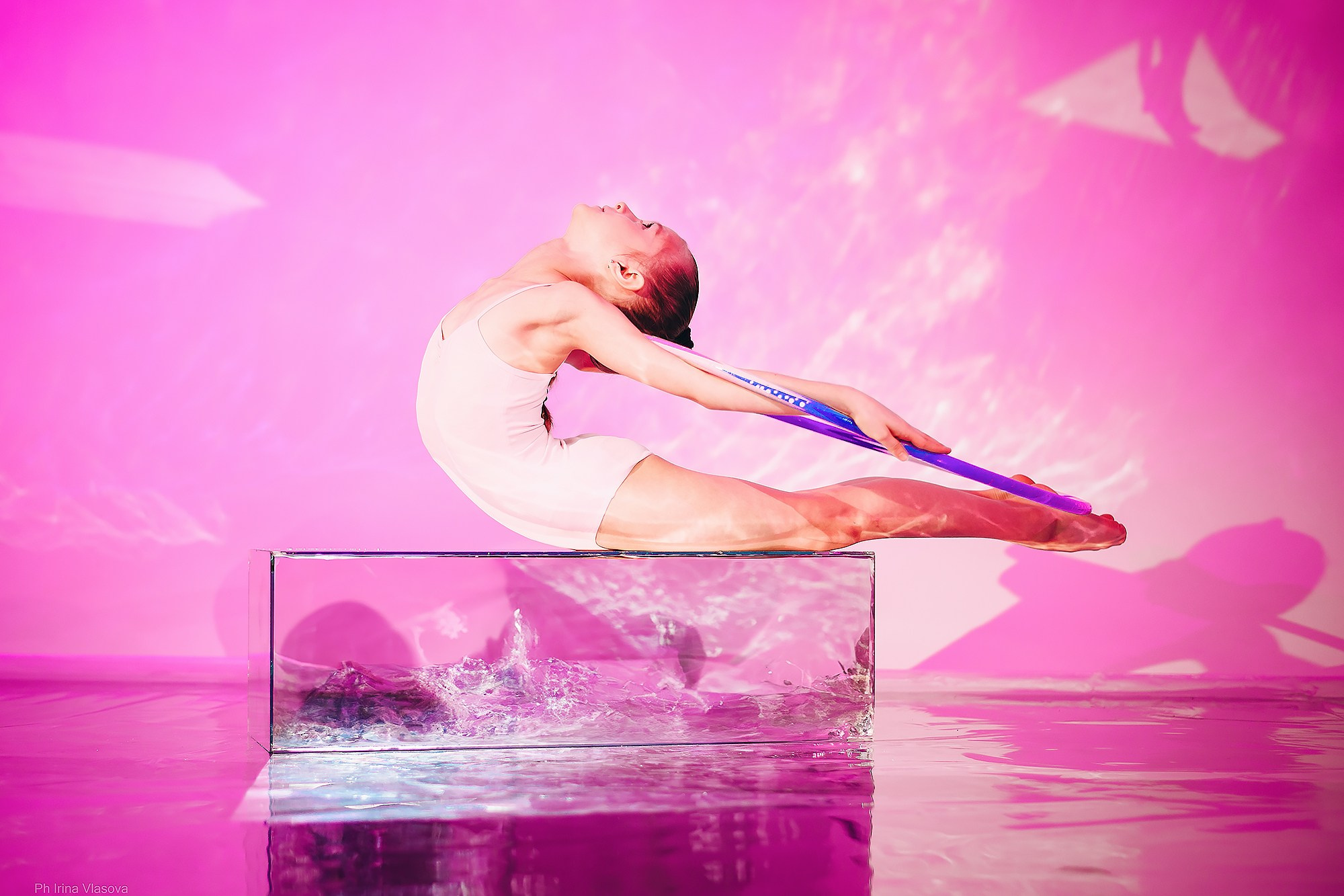 спортивная фотосессия с бликами и цветным светом для гимнасток